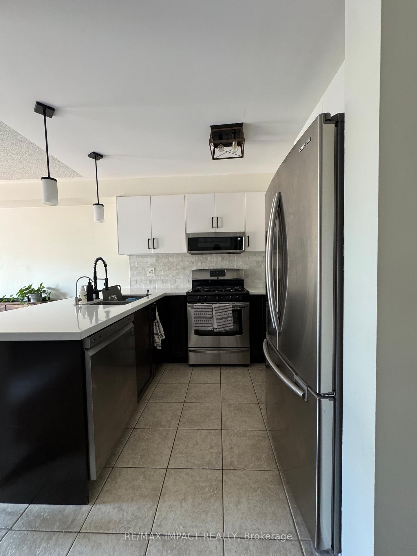 Photo 2 of 31 Quackenbush Street, Clarington, Bowmanville — HOMEH