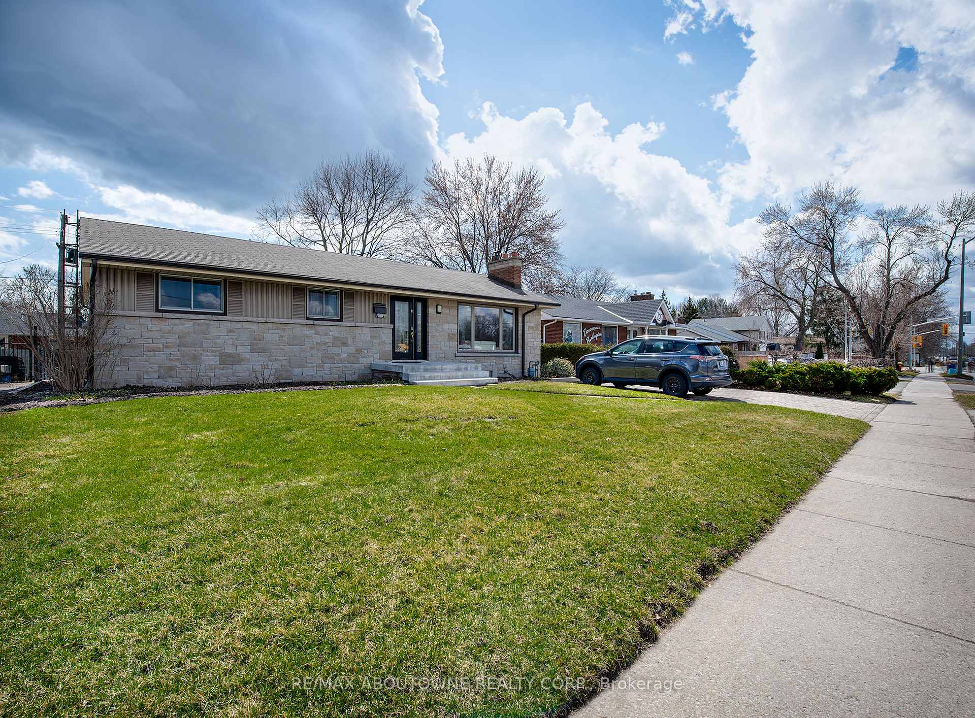Photo 1 of 4018 New Street, Burlington, Shoreacres — HOMEH
