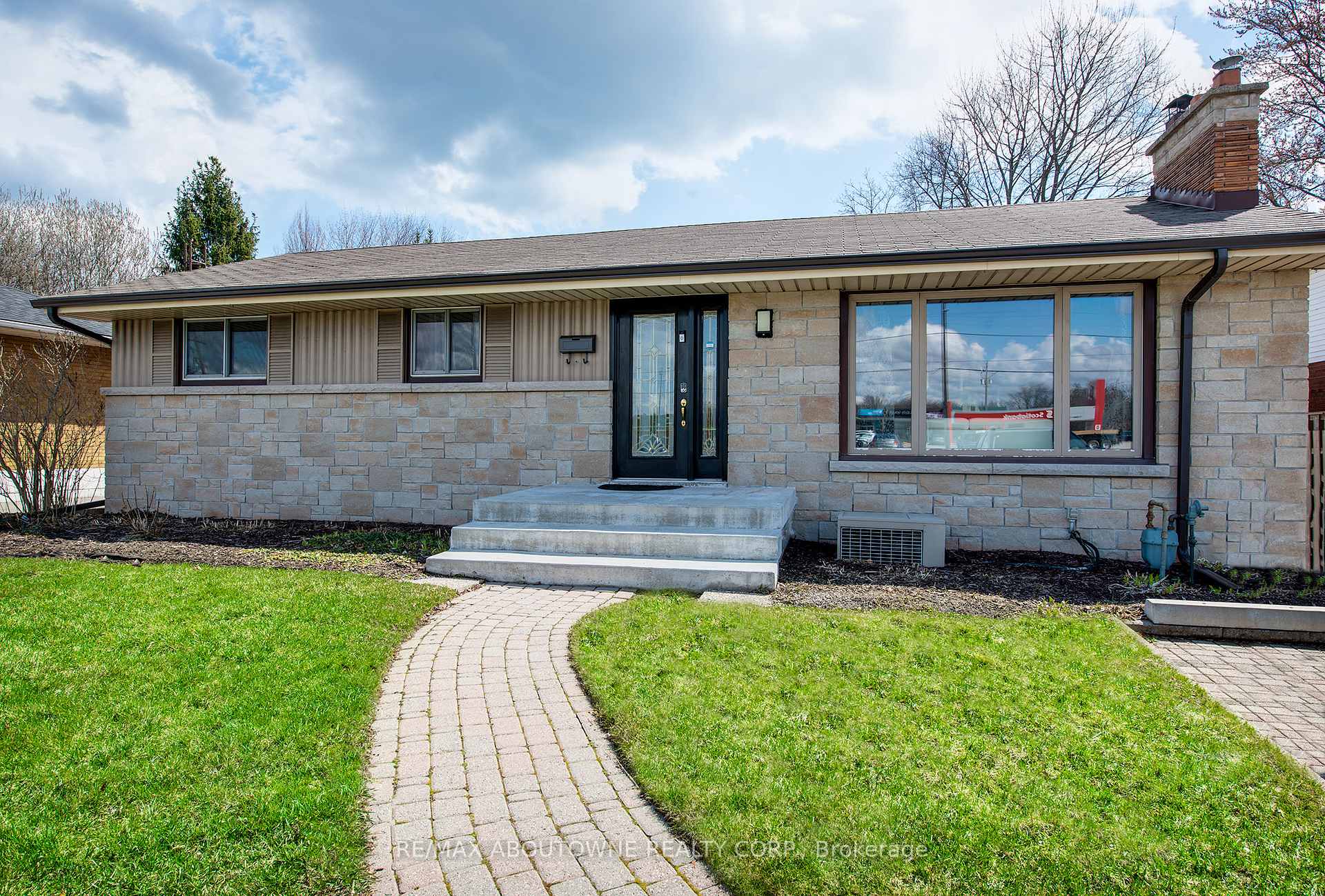 Photo 4 of 4018 New Street, Burlington, Shoreacres — HOMEH