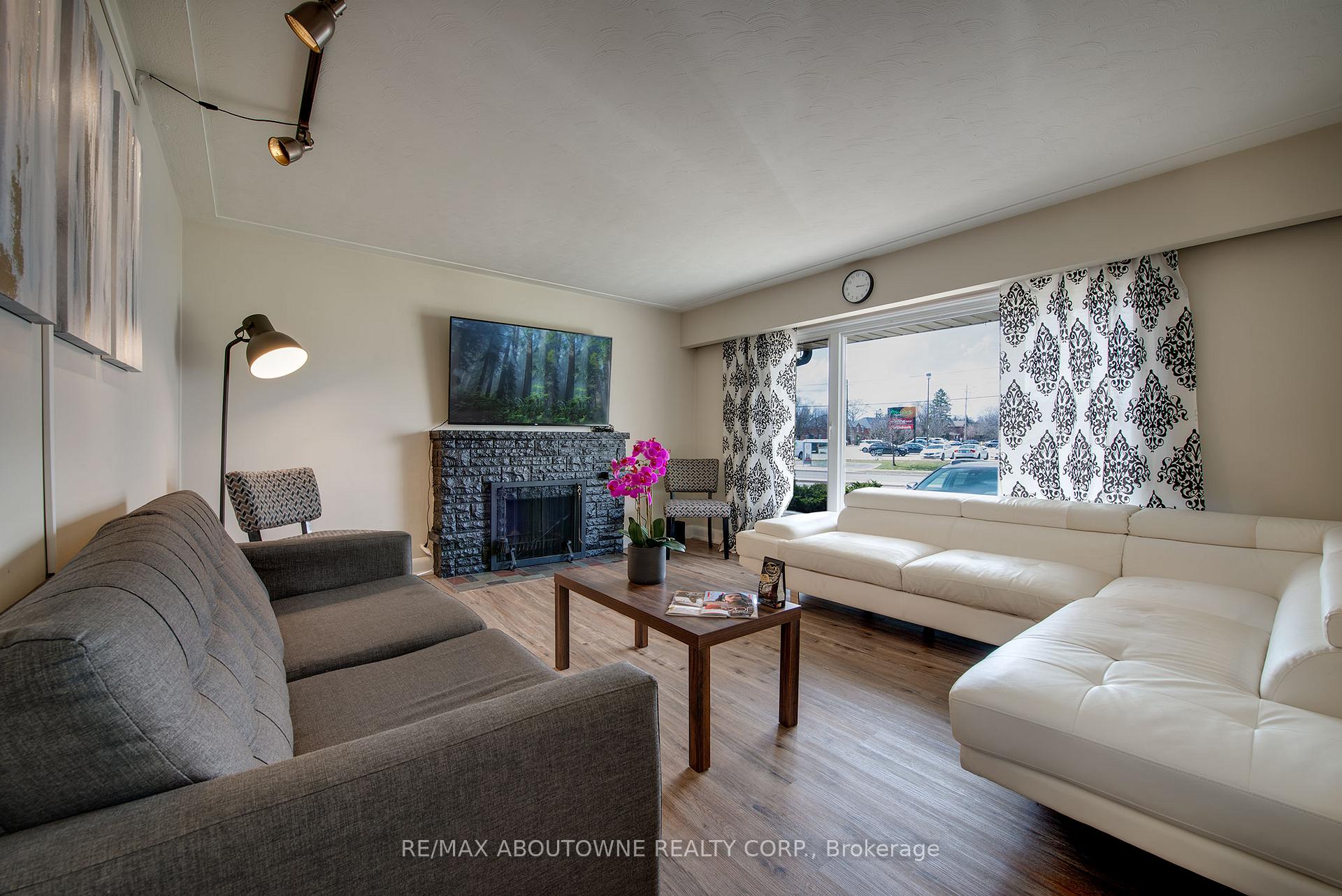 Photo 5 of 4018 New Street, Burlington, Shoreacres — HOMEH