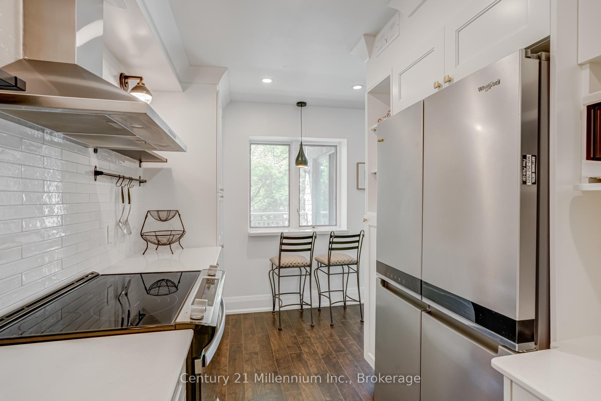 Photo 10 of Unit 204, 21 George Street, Aurora, Aurora Village — HOMEH