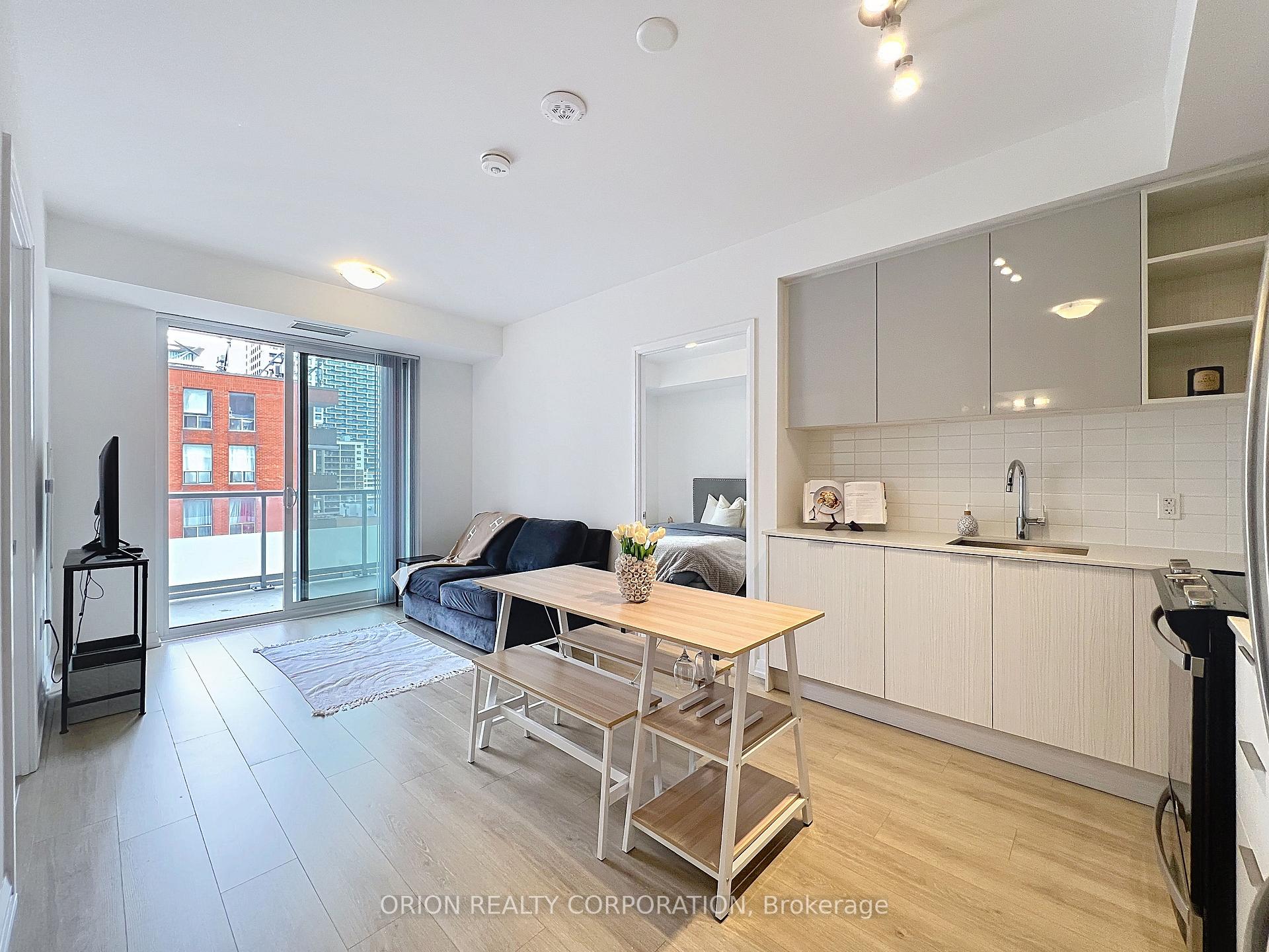 Photo 4 of Unit 1618, 50 Dunfield Avenue, Toronto, Mount Pleasant East — HOMEH