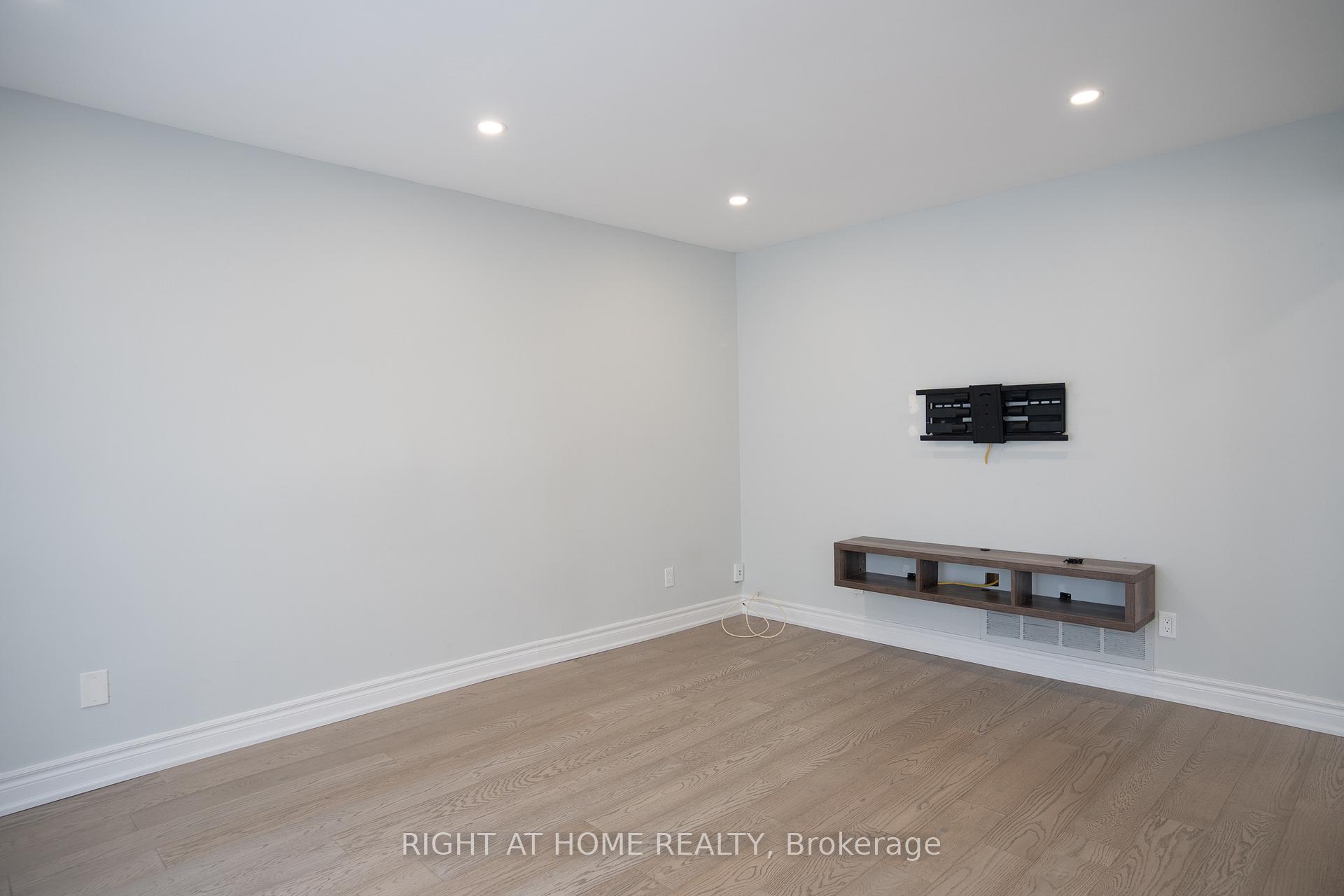 Photo 3 of 590 Springview Drive, Pickering, Amberlea — HOMEH
