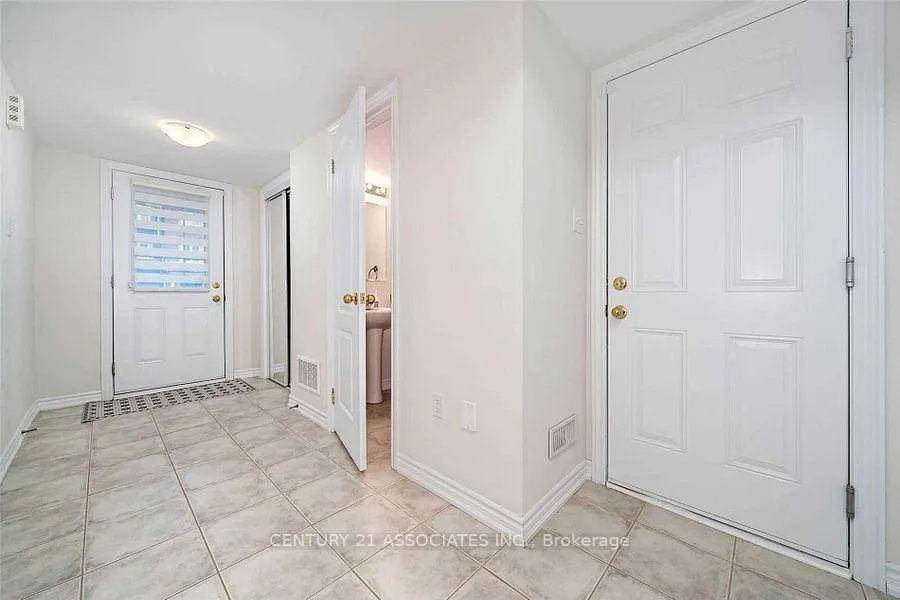Photo 5 of 24 Savage Drive, Hamilton, Waterdown — HOMEH