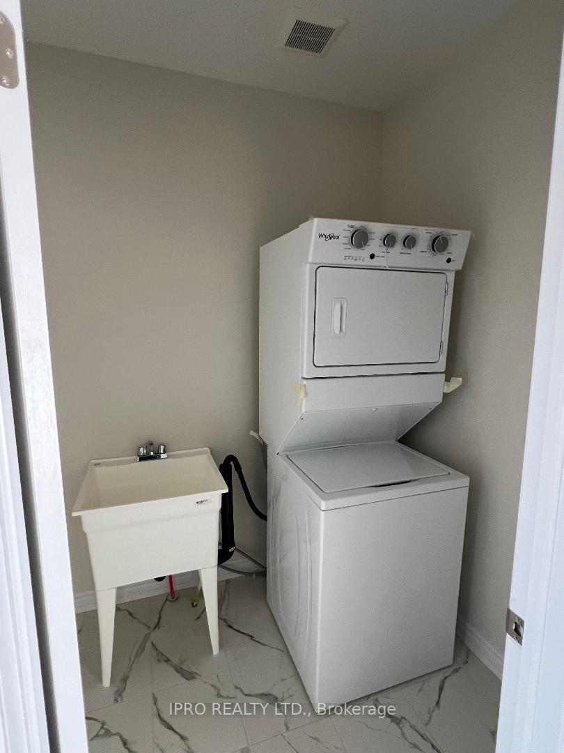 Photo 13 of 2082 Coppenwood Common, Burlington, Tyandaga — HOMEH