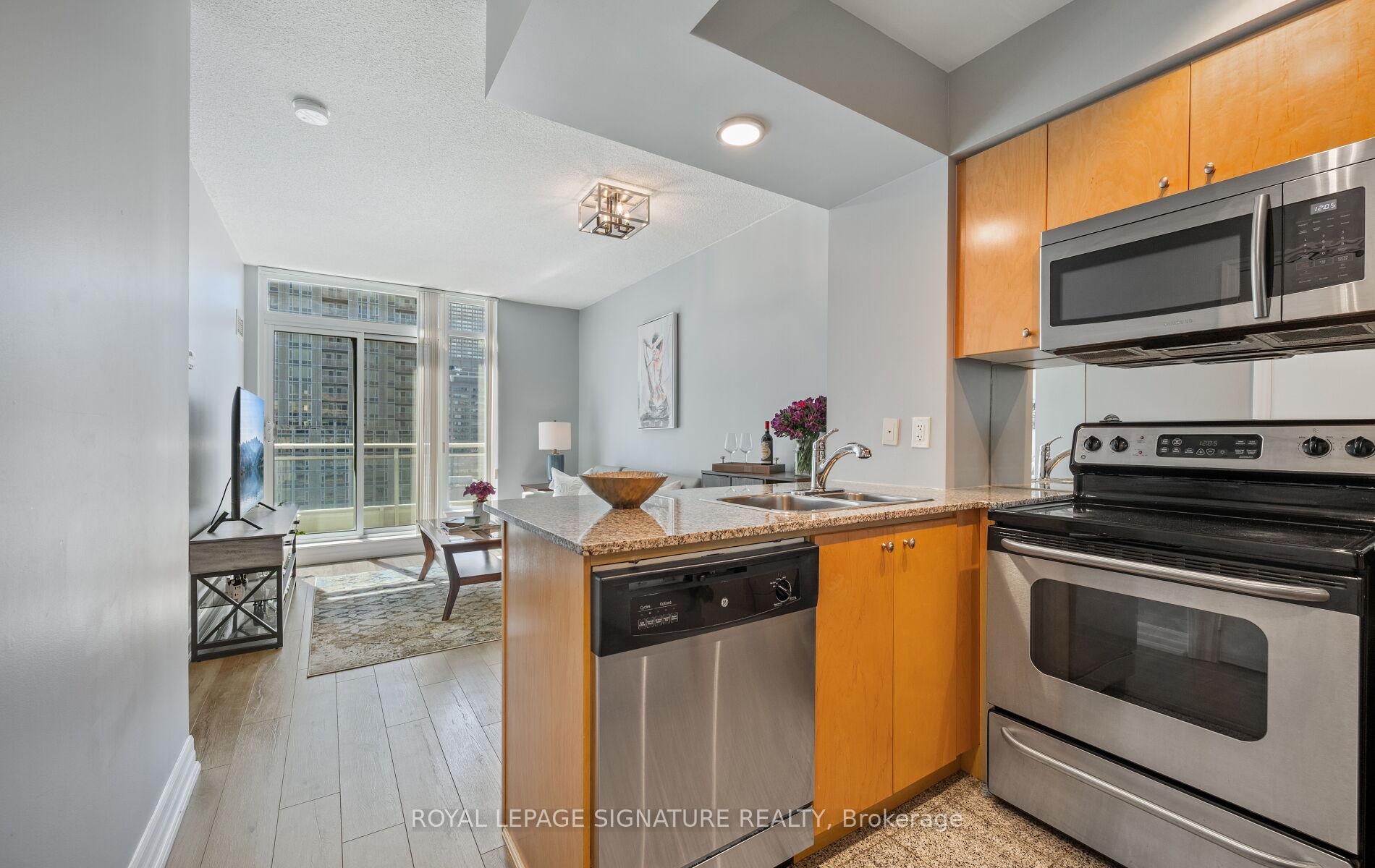 Photo 3 of Unit 1405, 8 Scollard Street, Toronto, The Annex — HOMEH