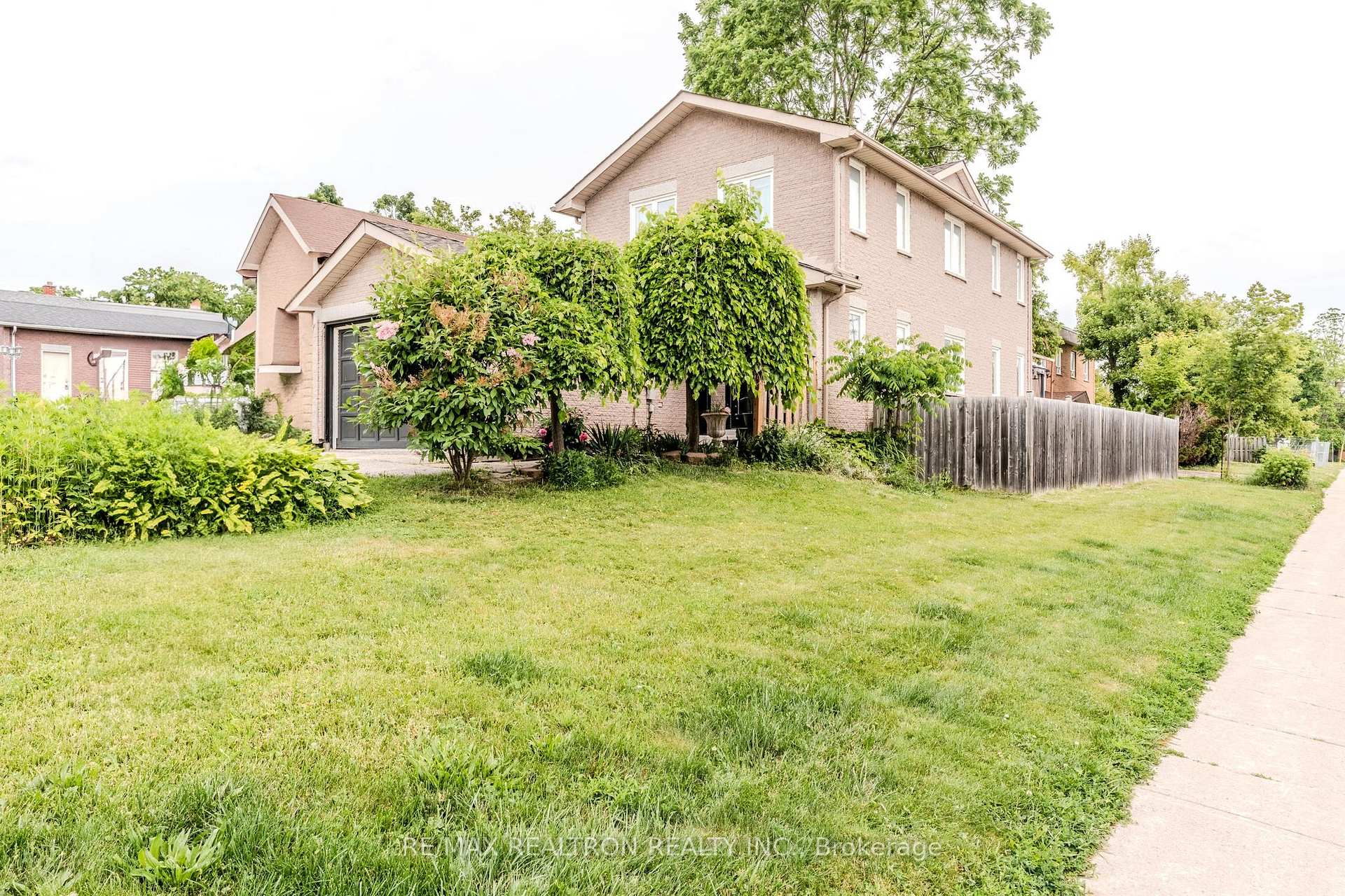 Photo 3 of 205A Owen Street, Barrie, Wellington — HOMEH