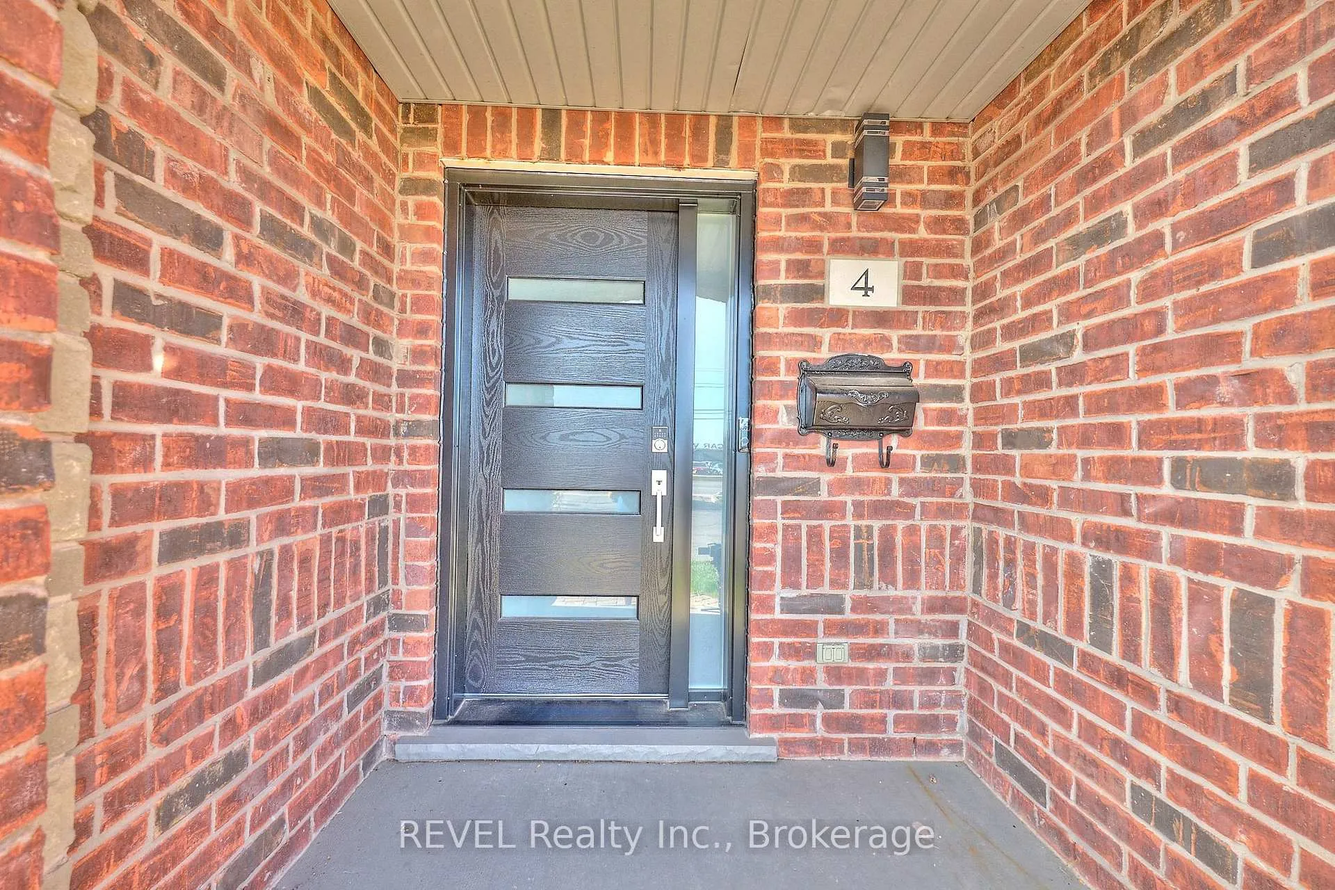 Photo 3 of Unit 4, 334 Main Street E, Grimsby, Grimsby East — HOMEH