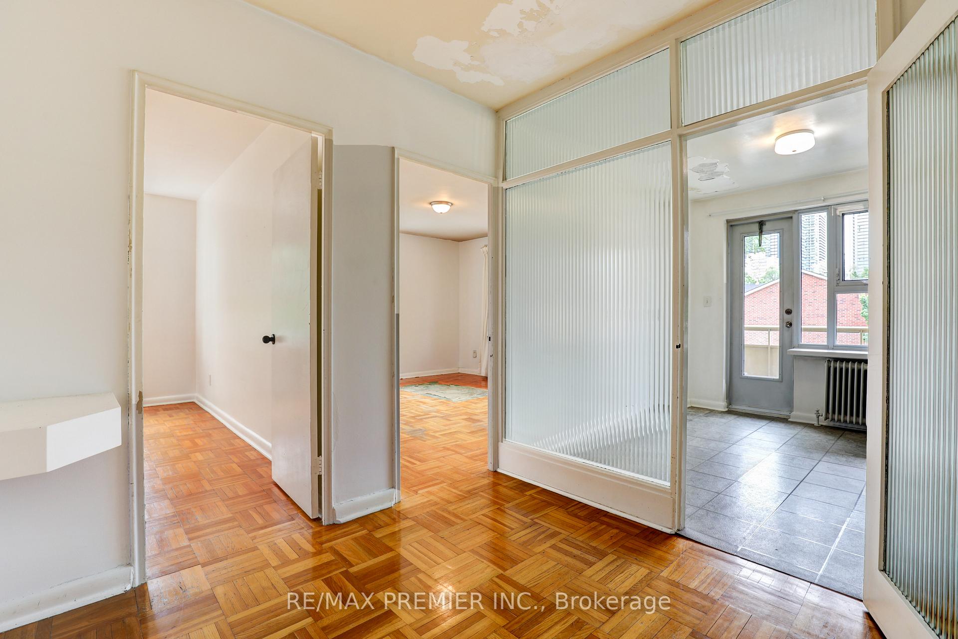 Photo 11 of Unit 9, 8 Corinth Gardens, Toronto, Mount Pleasant East — HOMEH