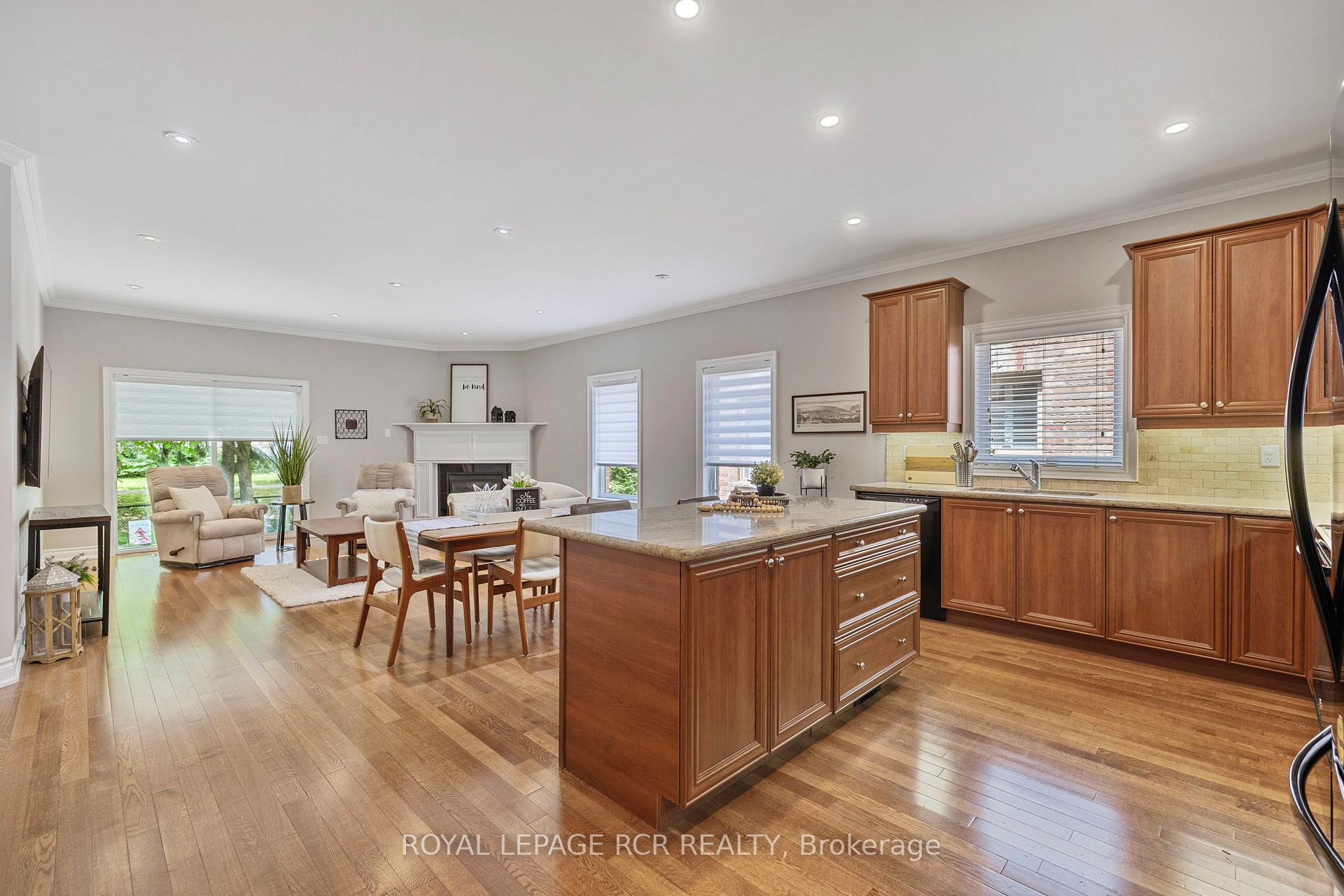 Photo 14 of 44 Fred Barnard Way, Uxbridge — HOMEH