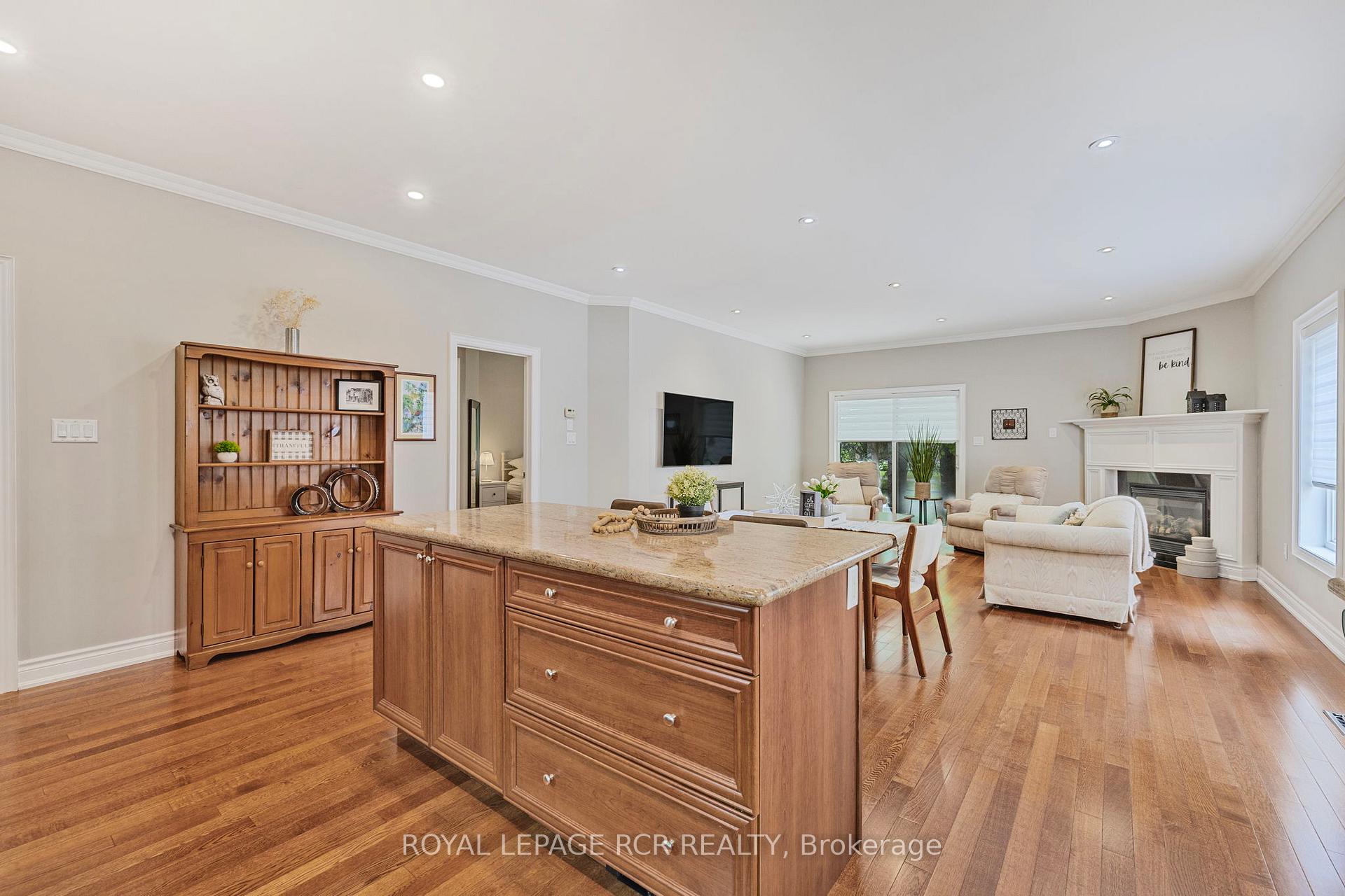 Photo 5 of 44 Fred Barnard Way, Uxbridge — HOMEH