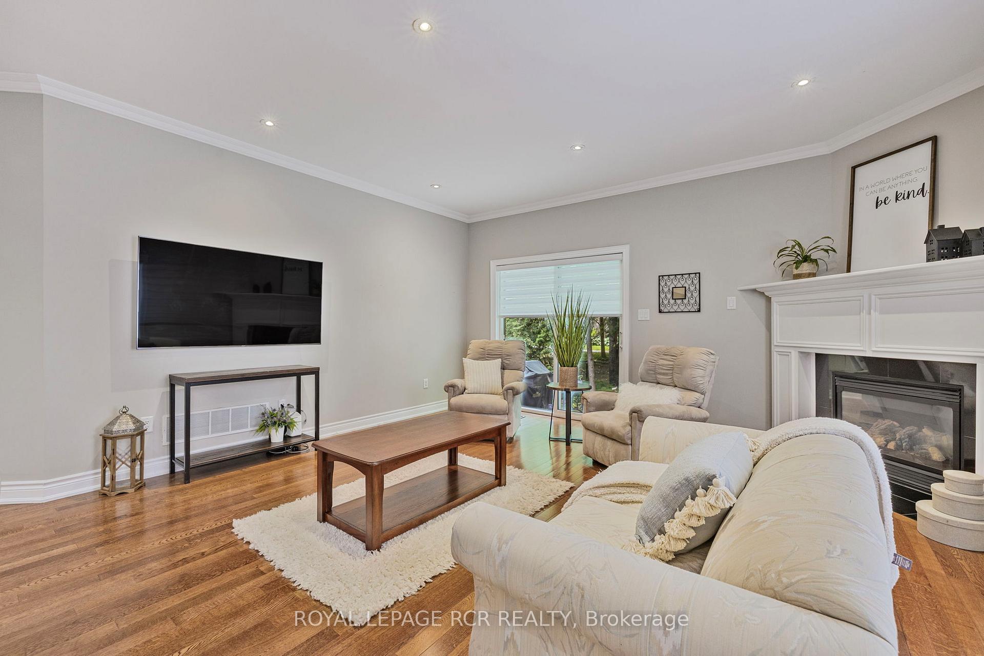 Photo 35 of 44 Fred Barnard Way, Uxbridge — HOMEH