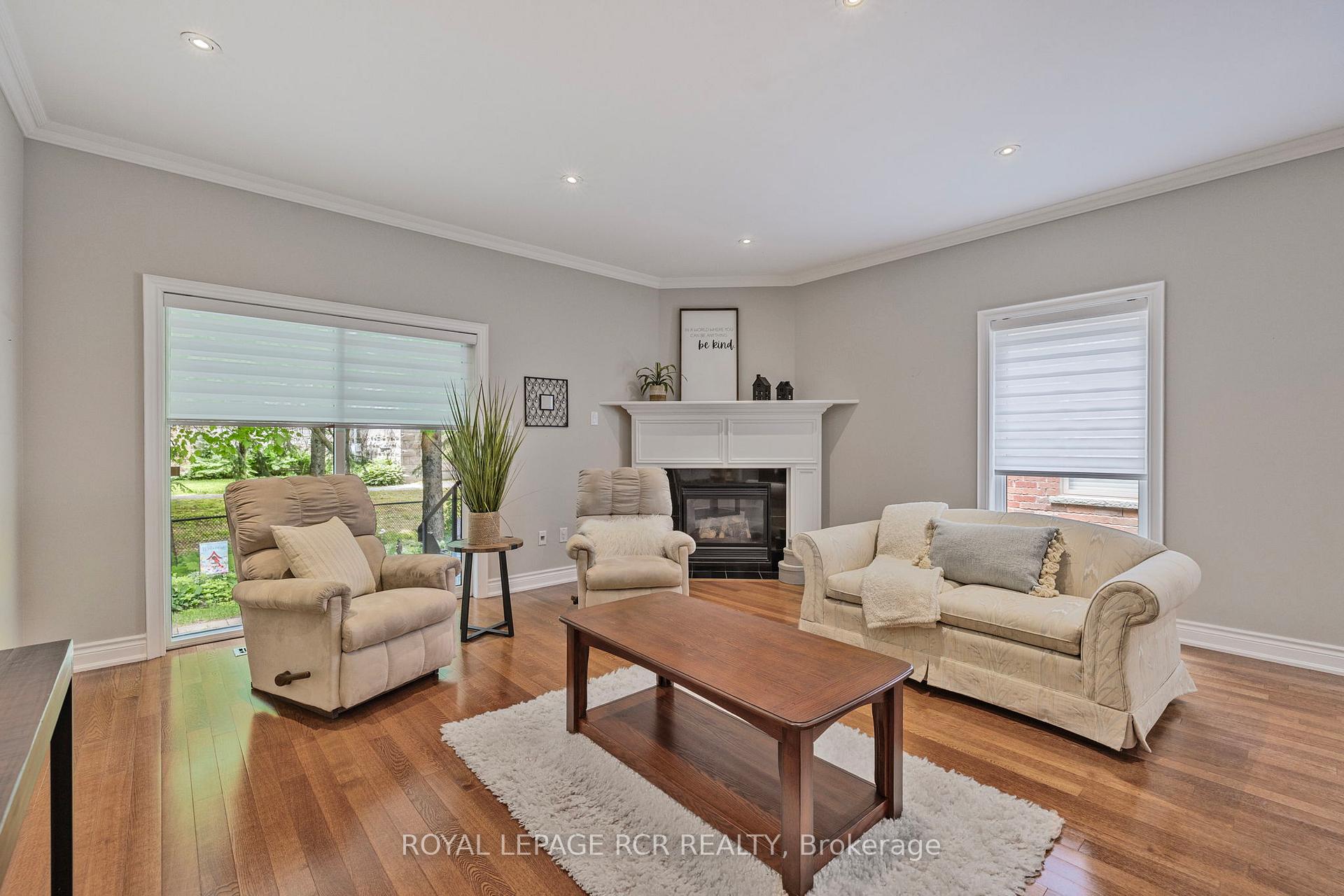 Photo 17 of 44 Fred Barnard Way, Uxbridge — HOMEH