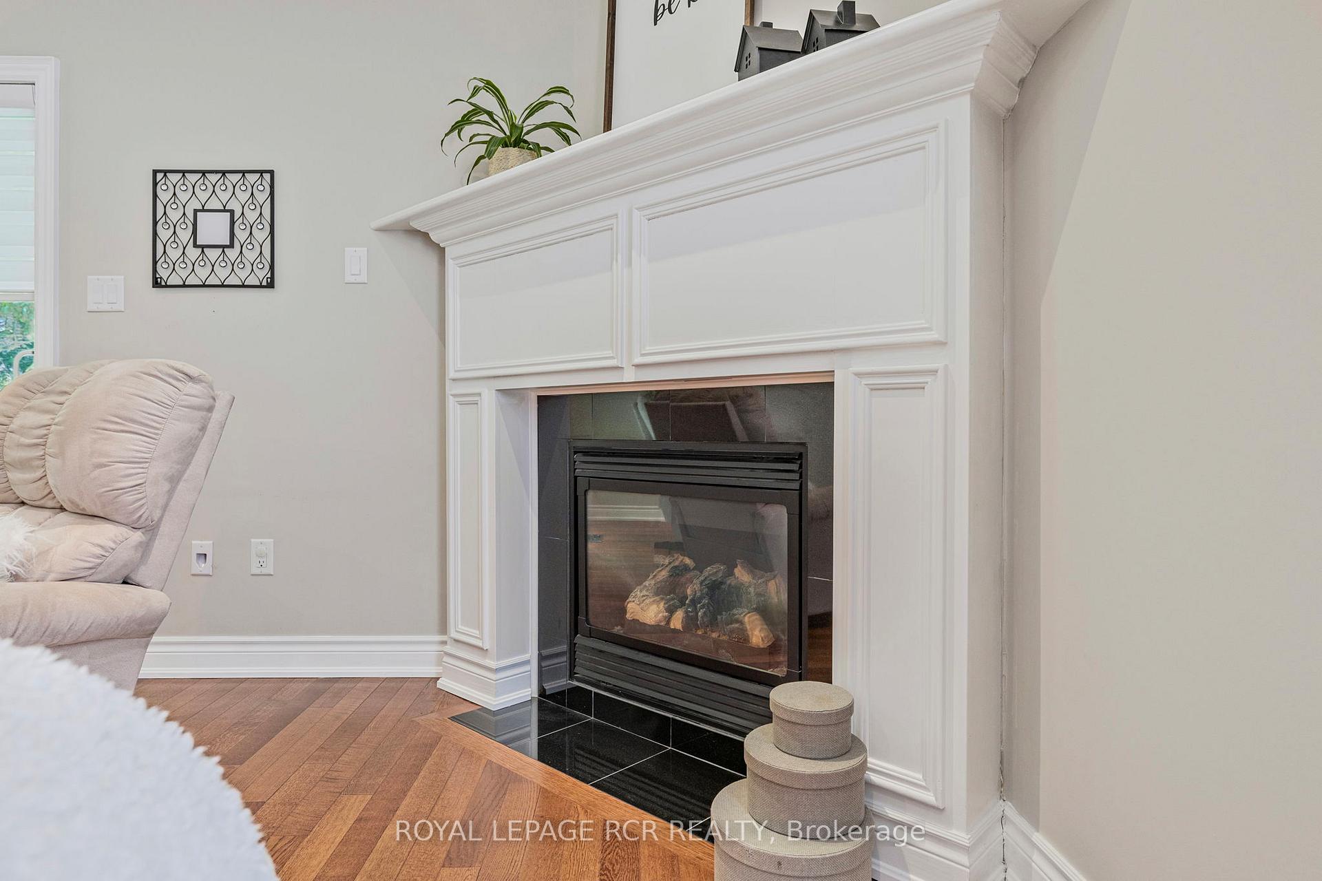 Photo 16 of 44 Fred Barnard Way, Uxbridge — HOMEH
