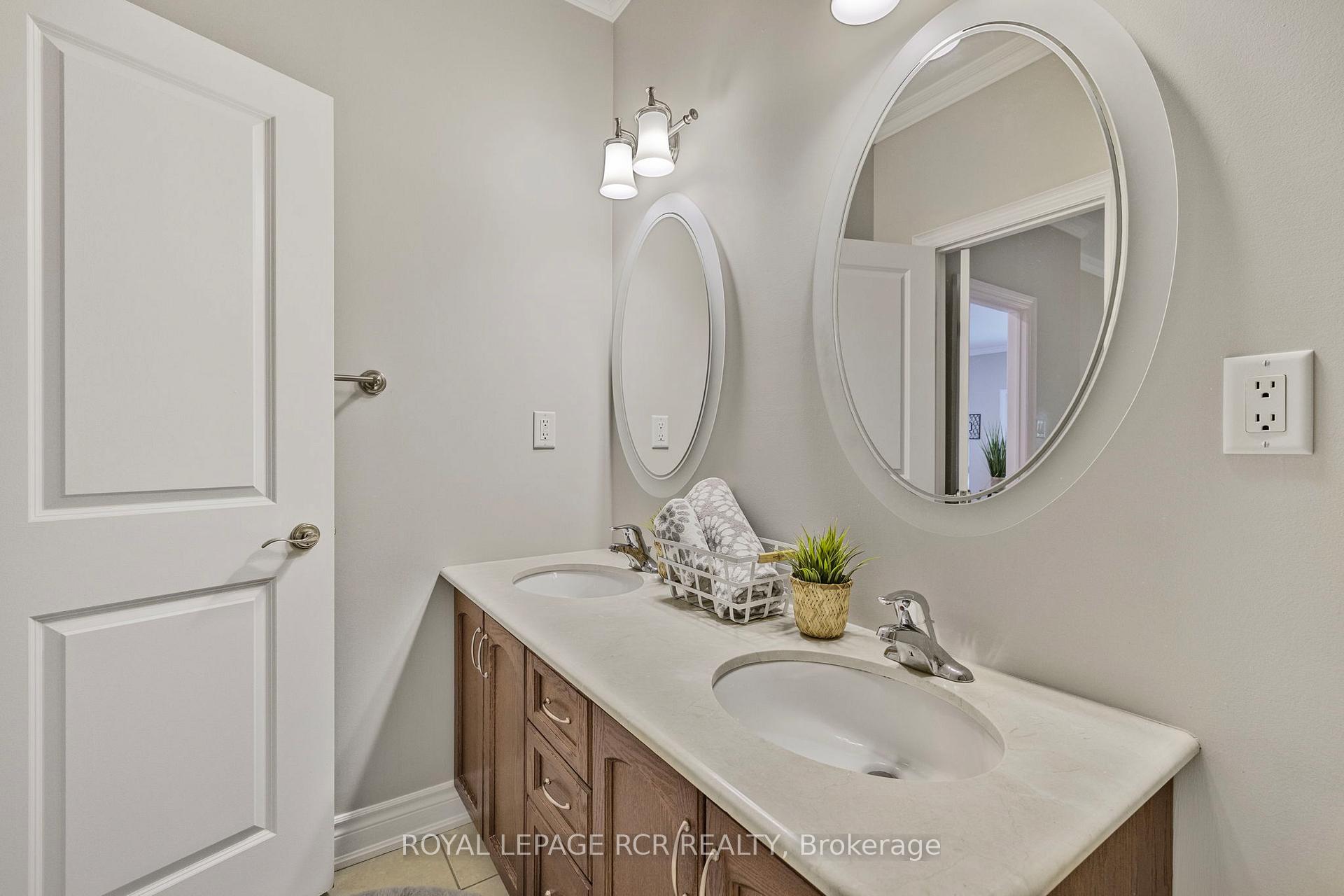 Photo 33 of 44 Fred Barnard Way, Uxbridge — HOMEH