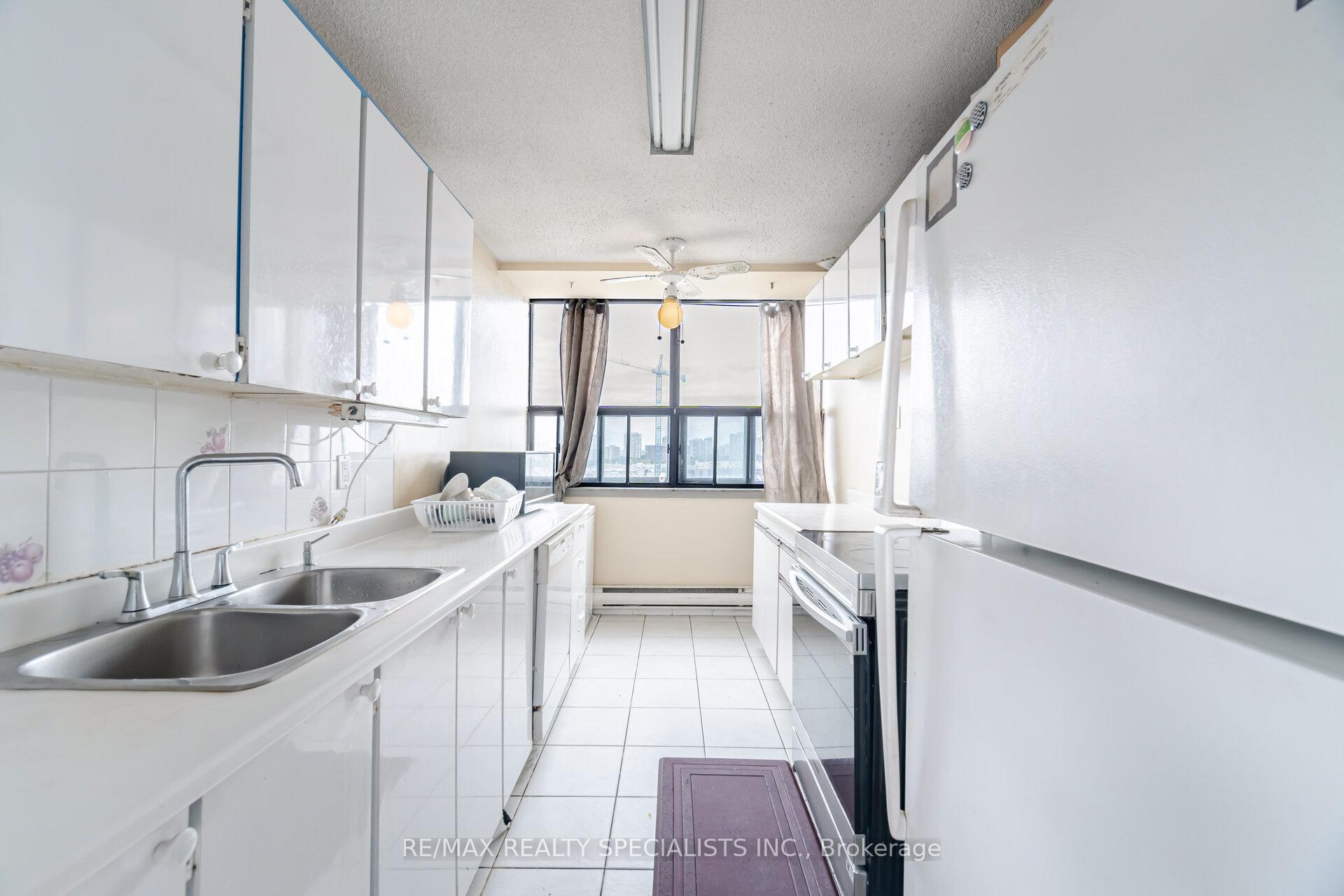 Photo 2 of Unit 1612, 18 Knightsbridge Road, Brampton, Queen Street Corridor — HOMEH