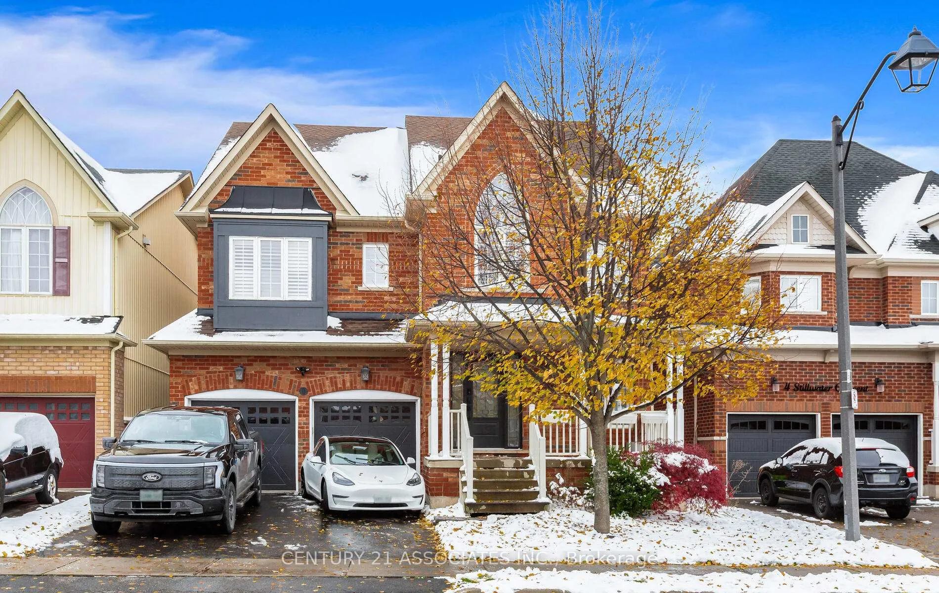 Front of Unit UPPER LEVEL, 8 Stillwater Crescent