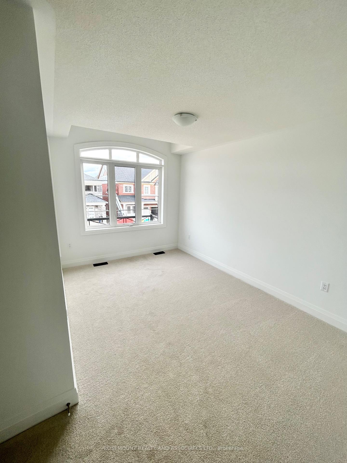 Photo 8 of 1406 Mockingbird Square, Pickering, Rural Pickering — HOMEH