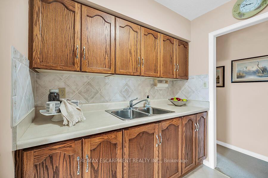 Photo 13 of Unit 703, 200 Limeridge Road W, Hamilton, Rolston — HOMEH
