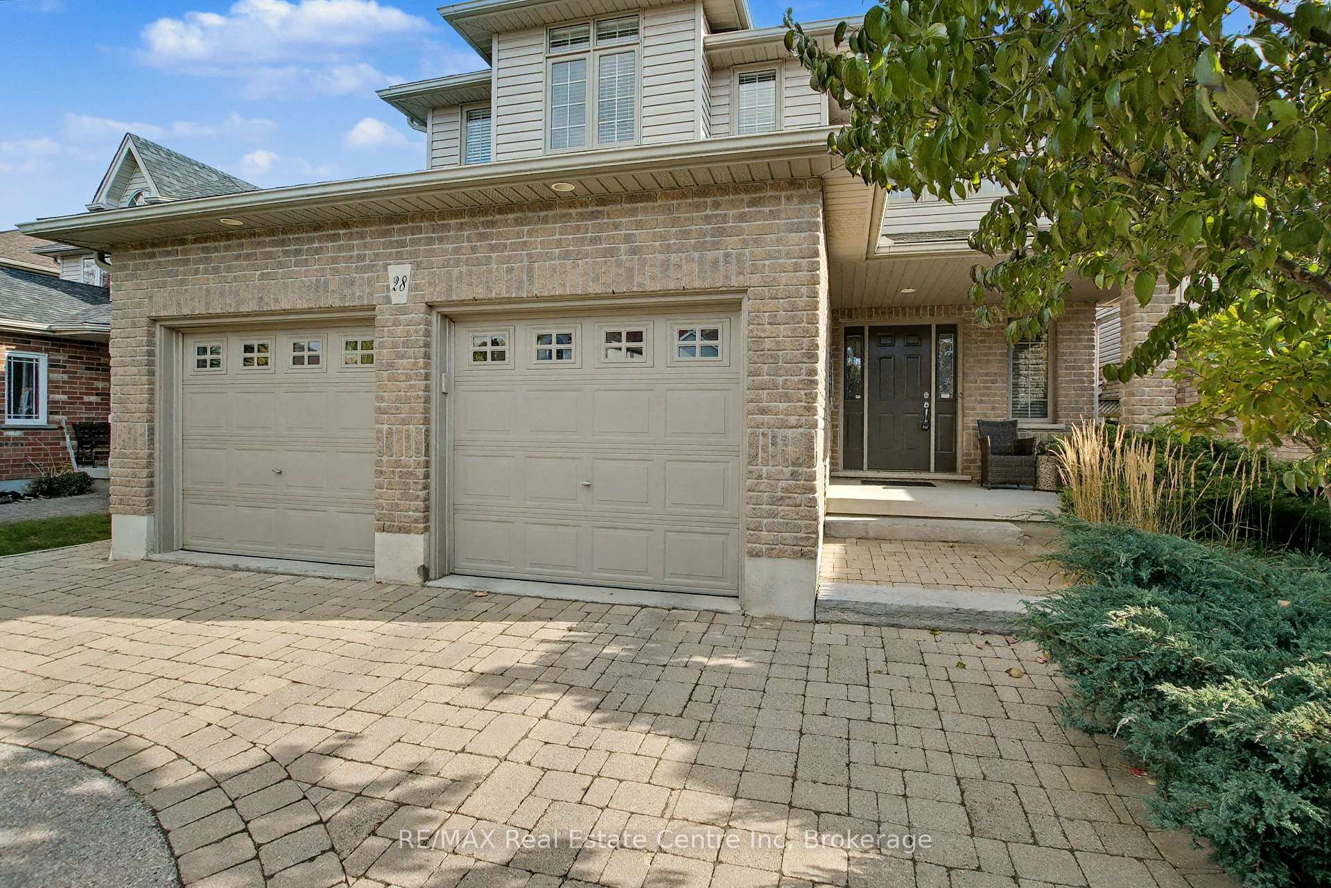 Photo 2 of 28 Irving Crescent, Guelph, Clairfields/Hanlon Business Park — HOMEH