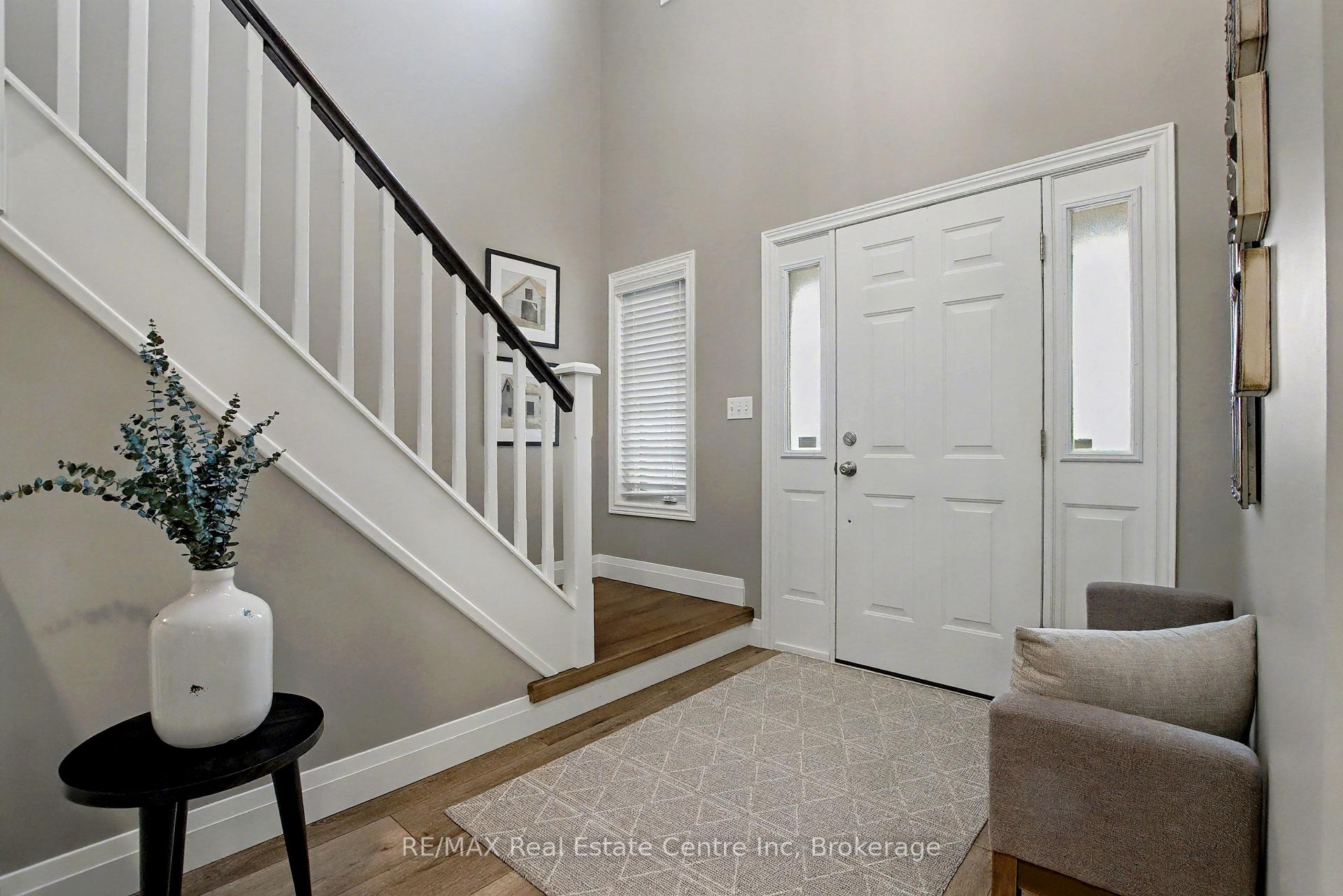Photo 3 of 28 Irving Crescent, Guelph, Clairfields/Hanlon Business Park — HOMEH