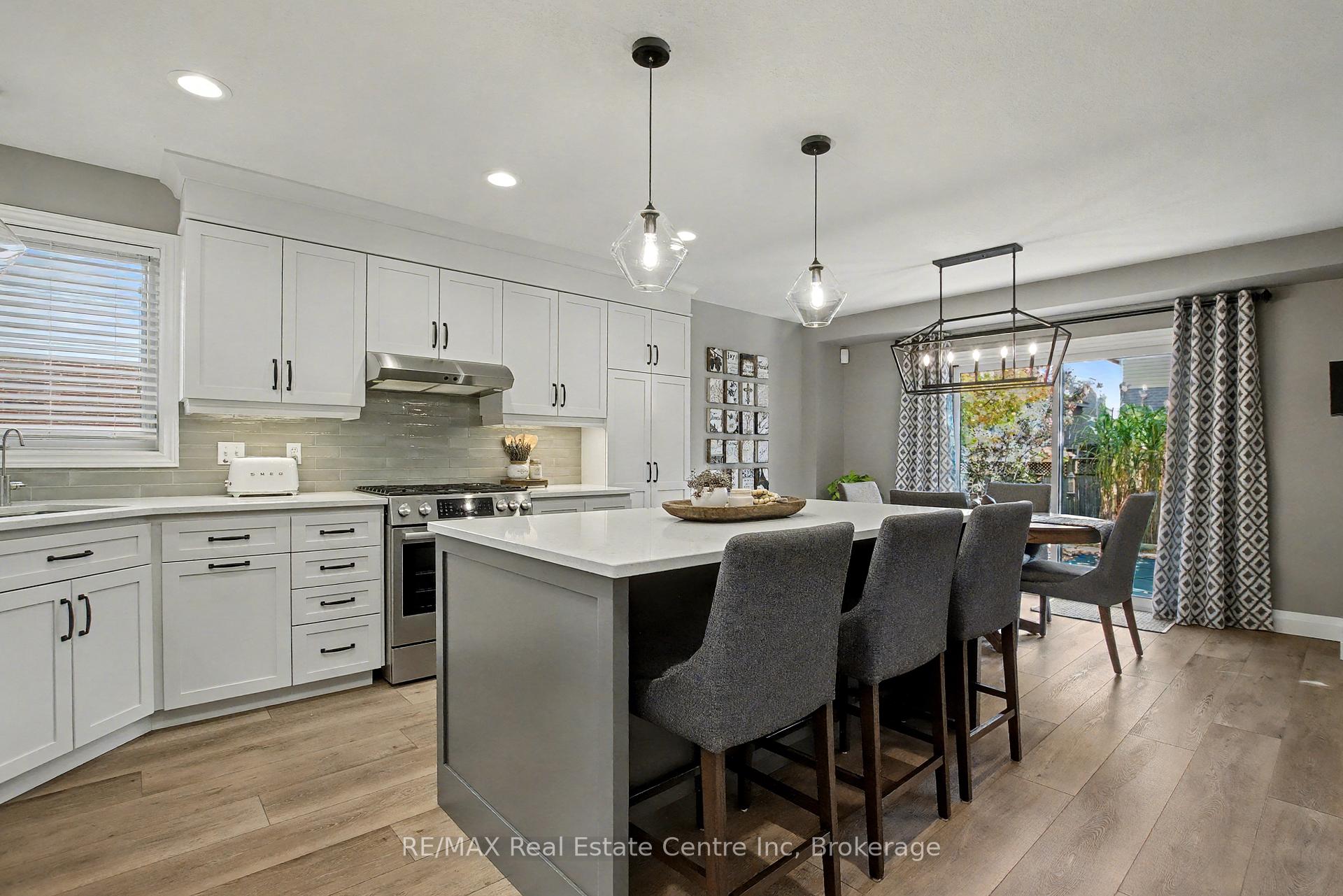 Photo 5 of 28 Irving Crescent, Guelph, Clairfields/Hanlon Business Park — HOMEH