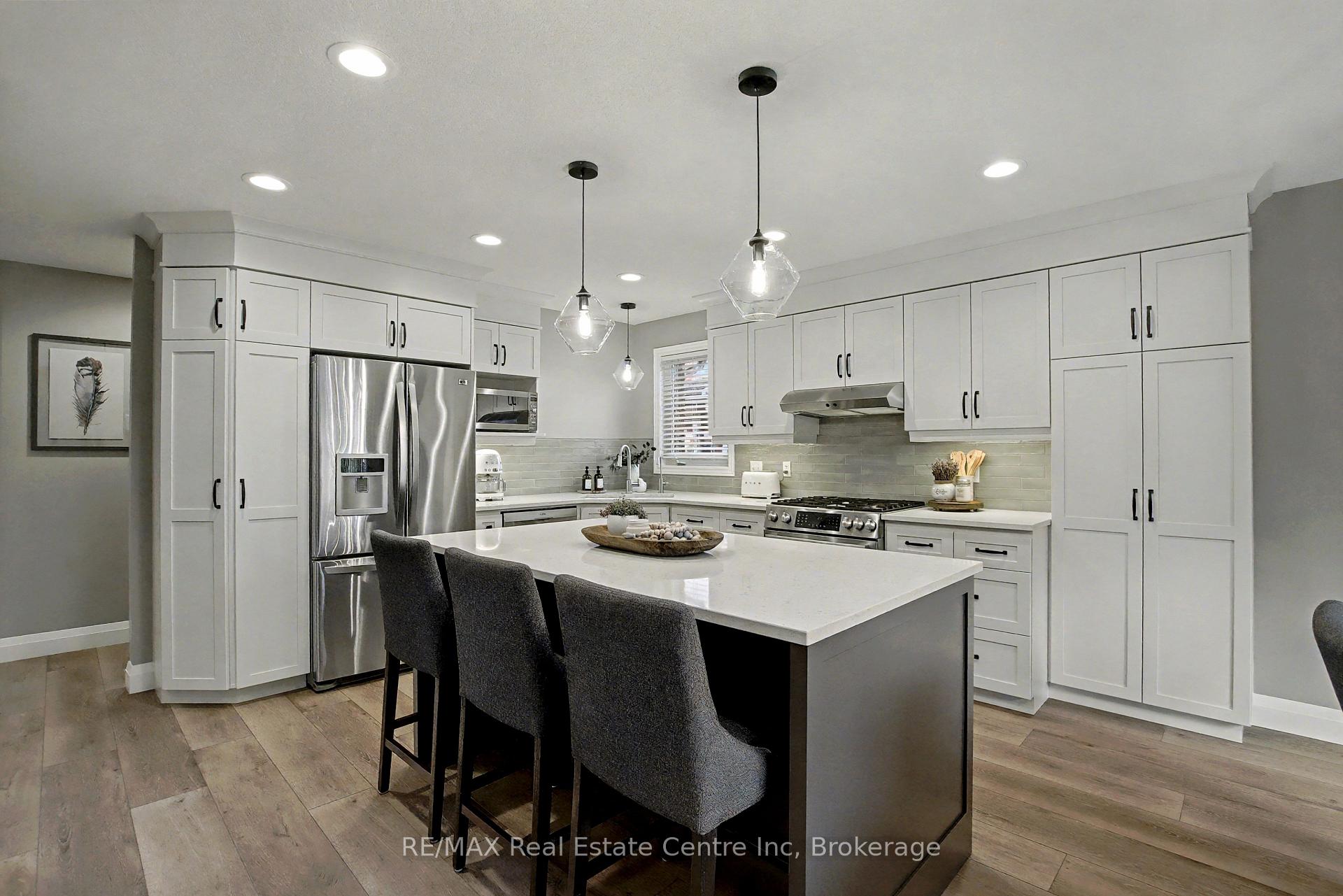 Photo 6 of 28 Irving Crescent, Guelph, Clairfields/Hanlon Business Park — HOMEH