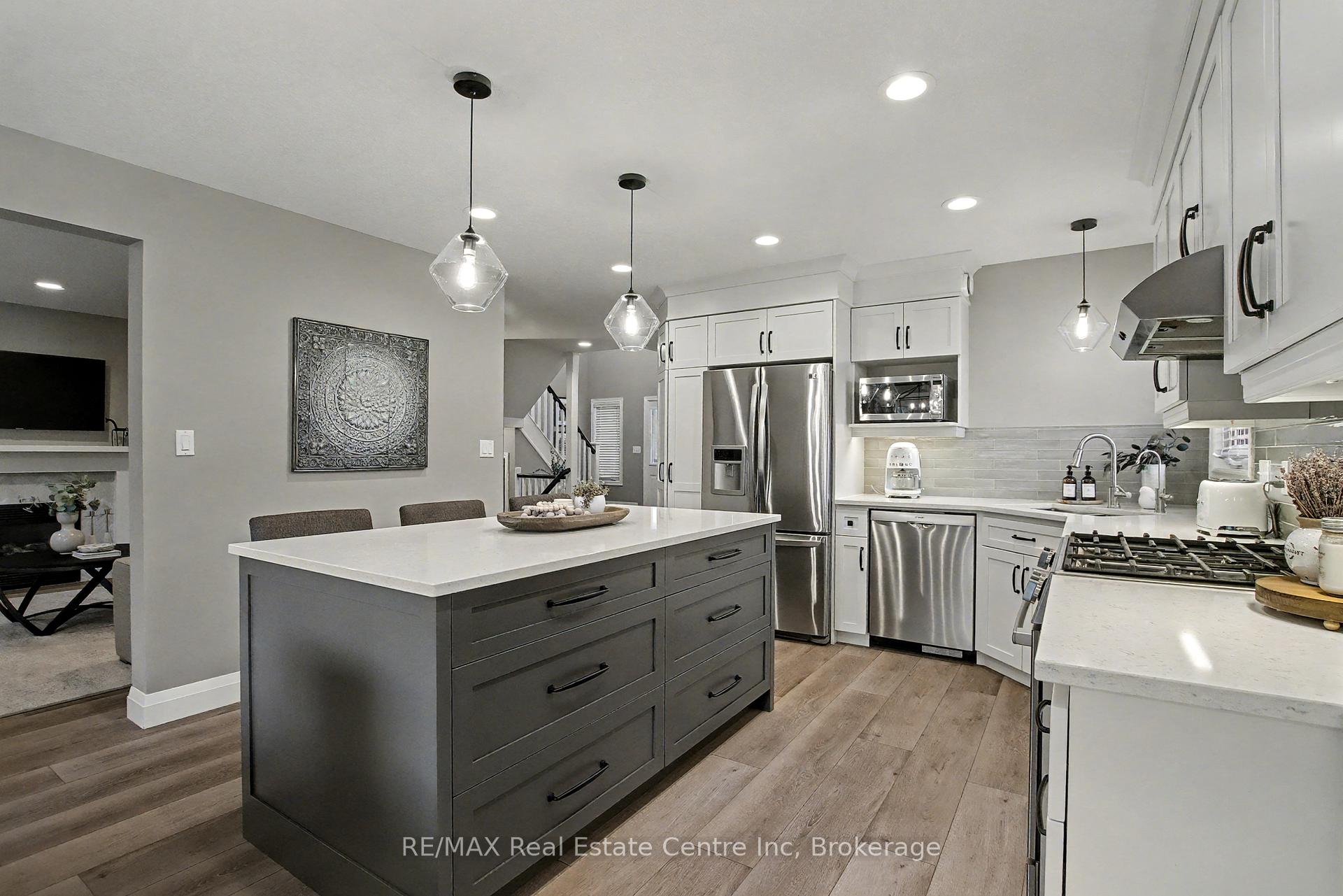Photo 7 of 28 Irving Crescent, Guelph, Clairfields/Hanlon Business Park — HOMEH