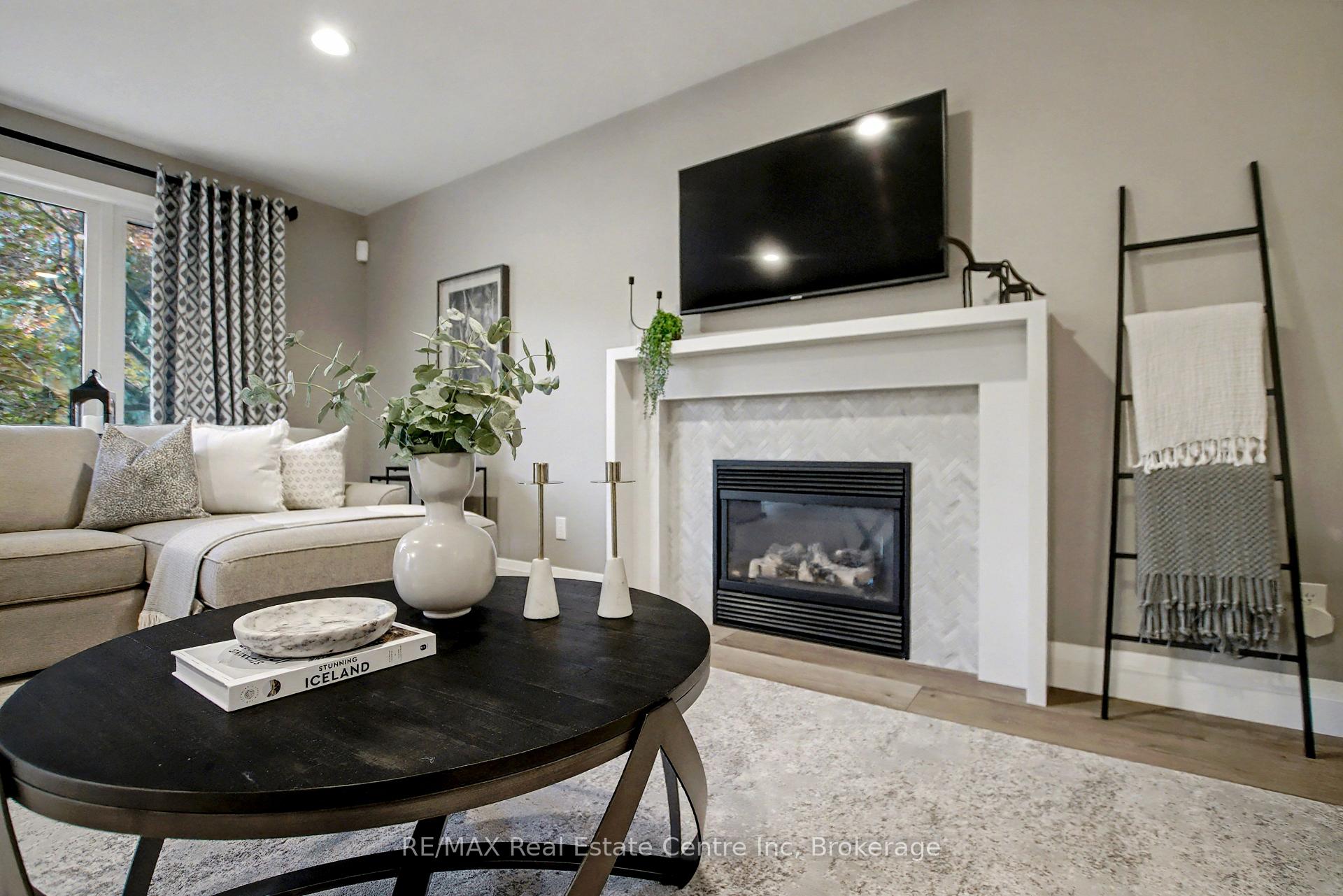 Photo 11 of 28 Irving Crescent, Guelph, Clairfields/Hanlon Business Park — HOMEH
