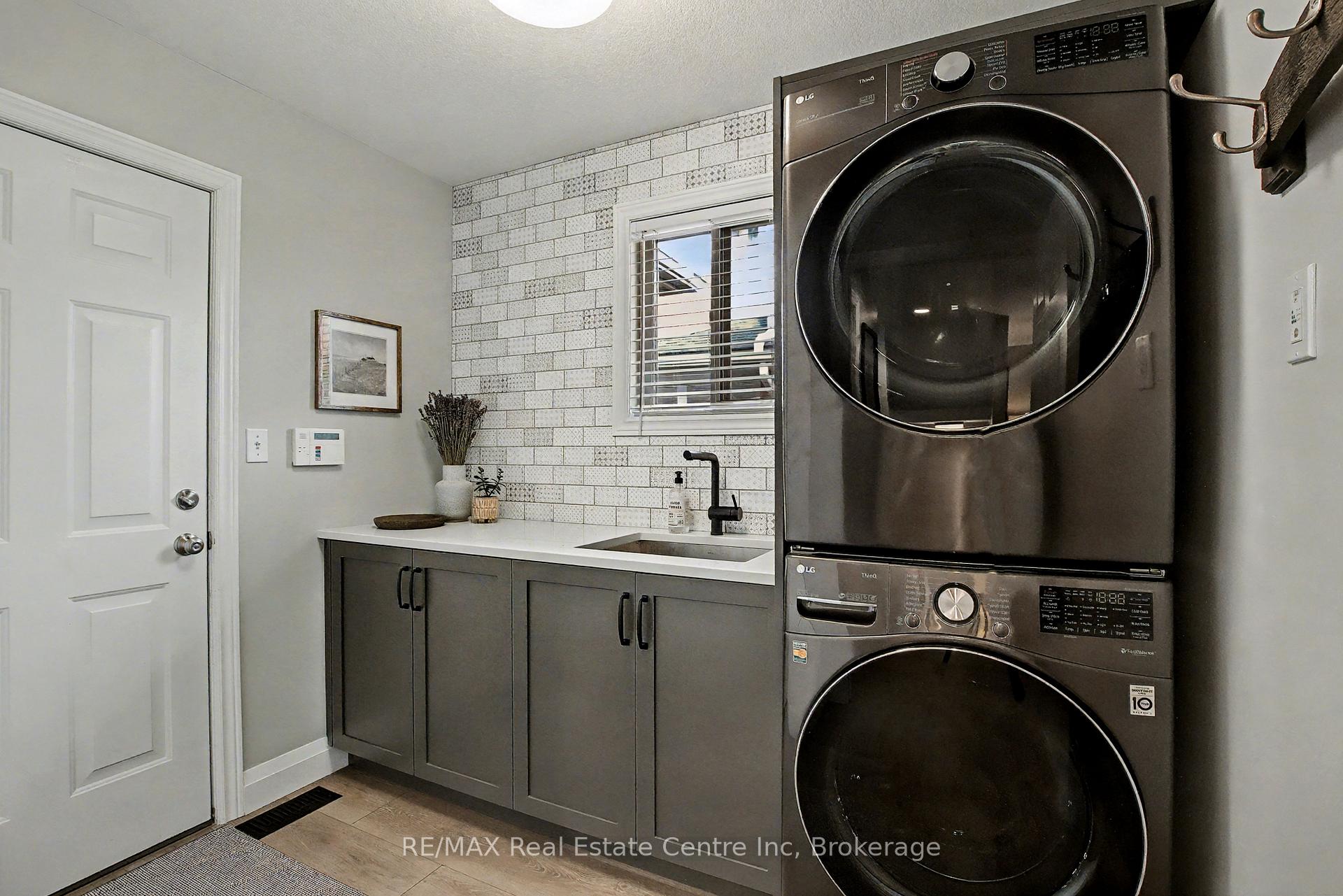 Photo 13 of 28 Irving Crescent, Guelph, Clairfields/Hanlon Business Park — HOMEH