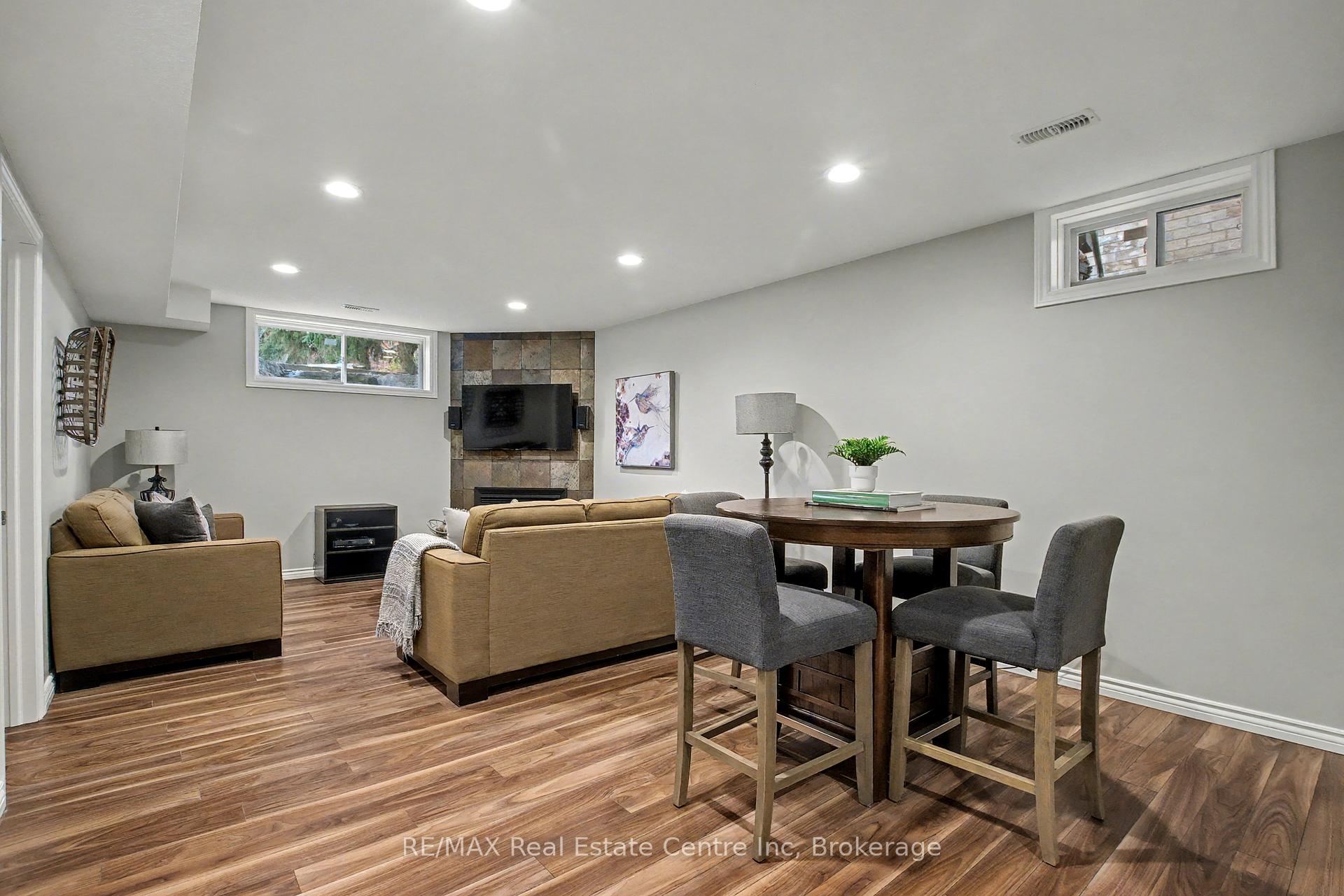 Photo 24 of 28 Irving Crescent, Guelph, Clairfields/Hanlon Business Park — HOMEH