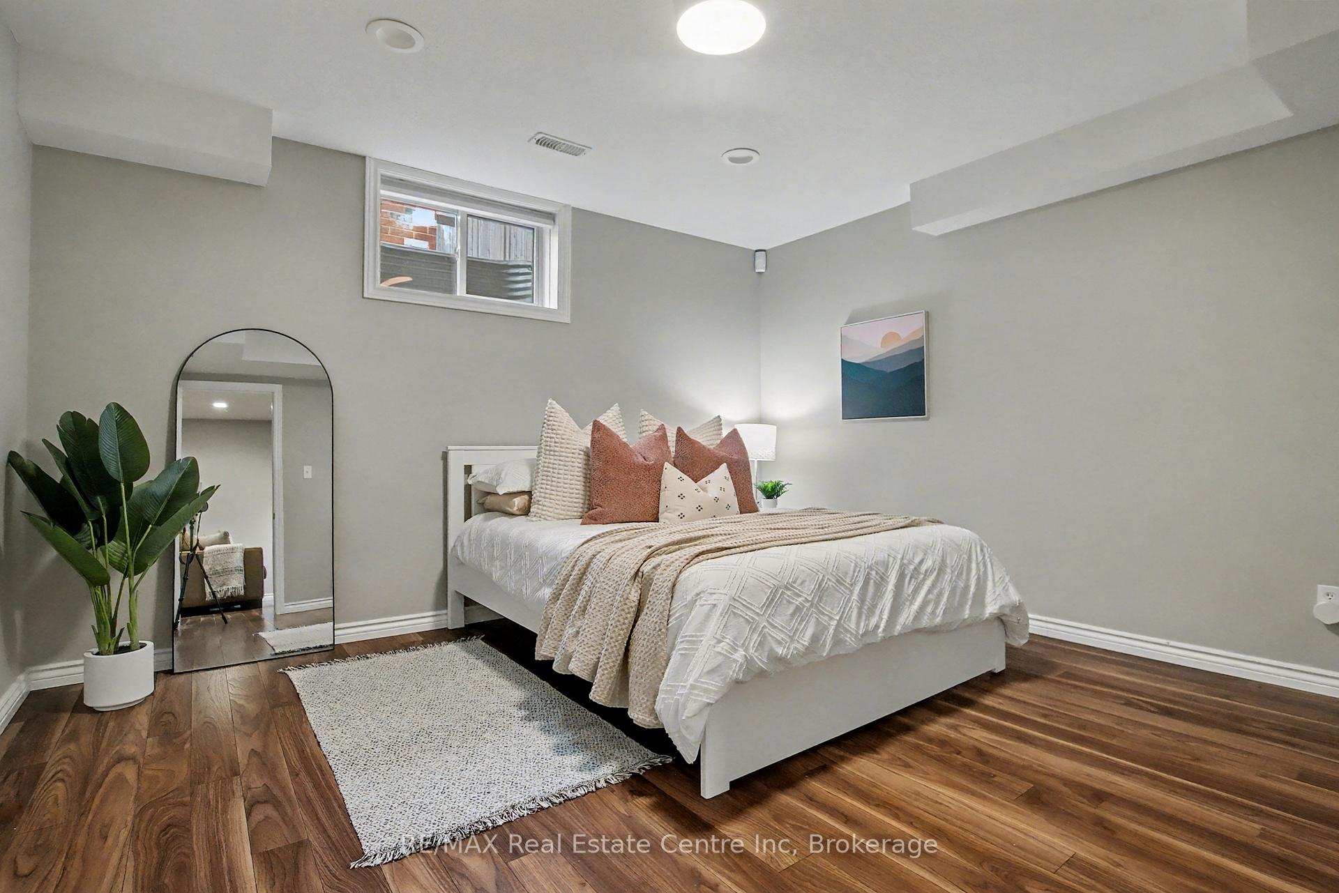 Photo 26 of 28 Irving Crescent, Guelph, Clairfields/Hanlon Business Park — HOMEH