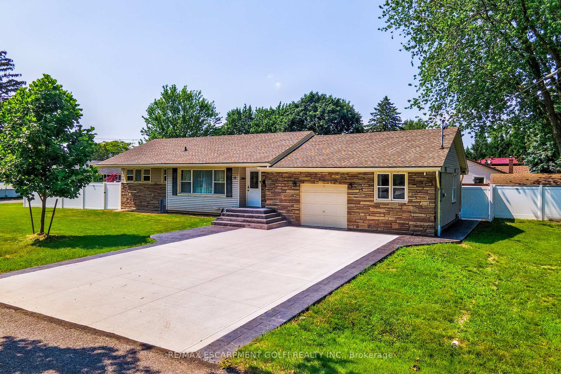 Photo 1 of Unit A, 10 Draper Drive, St. Catharines, Vine/Linwell — HOMEH