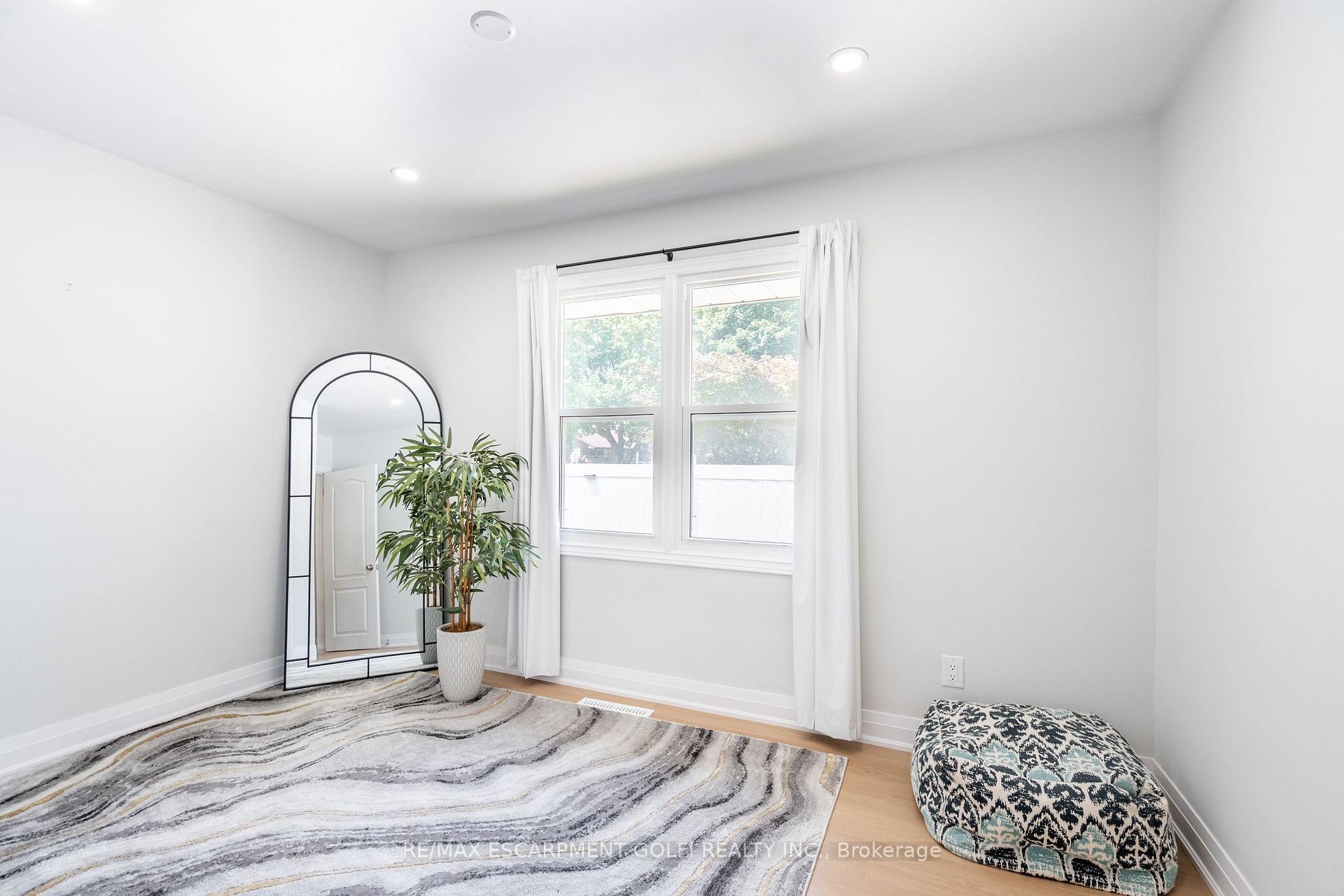 Photo 5 of Unit A, 10 Draper Drive, St. Catharines, Vine/Linwell — HOMEH
