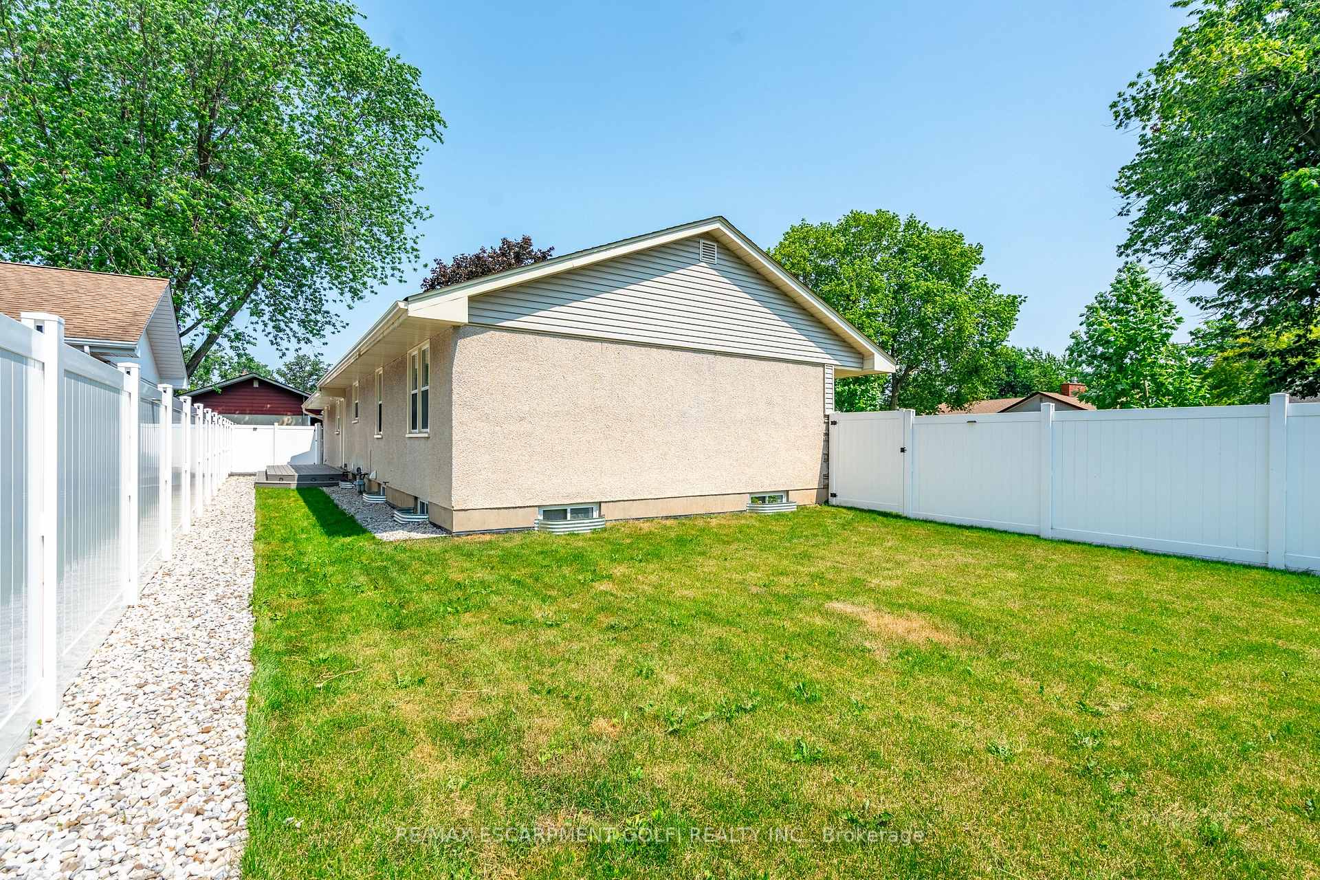 Photo 9 of Unit A, 10 Draper Drive, St. Catharines, Vine/Linwell — HOMEH