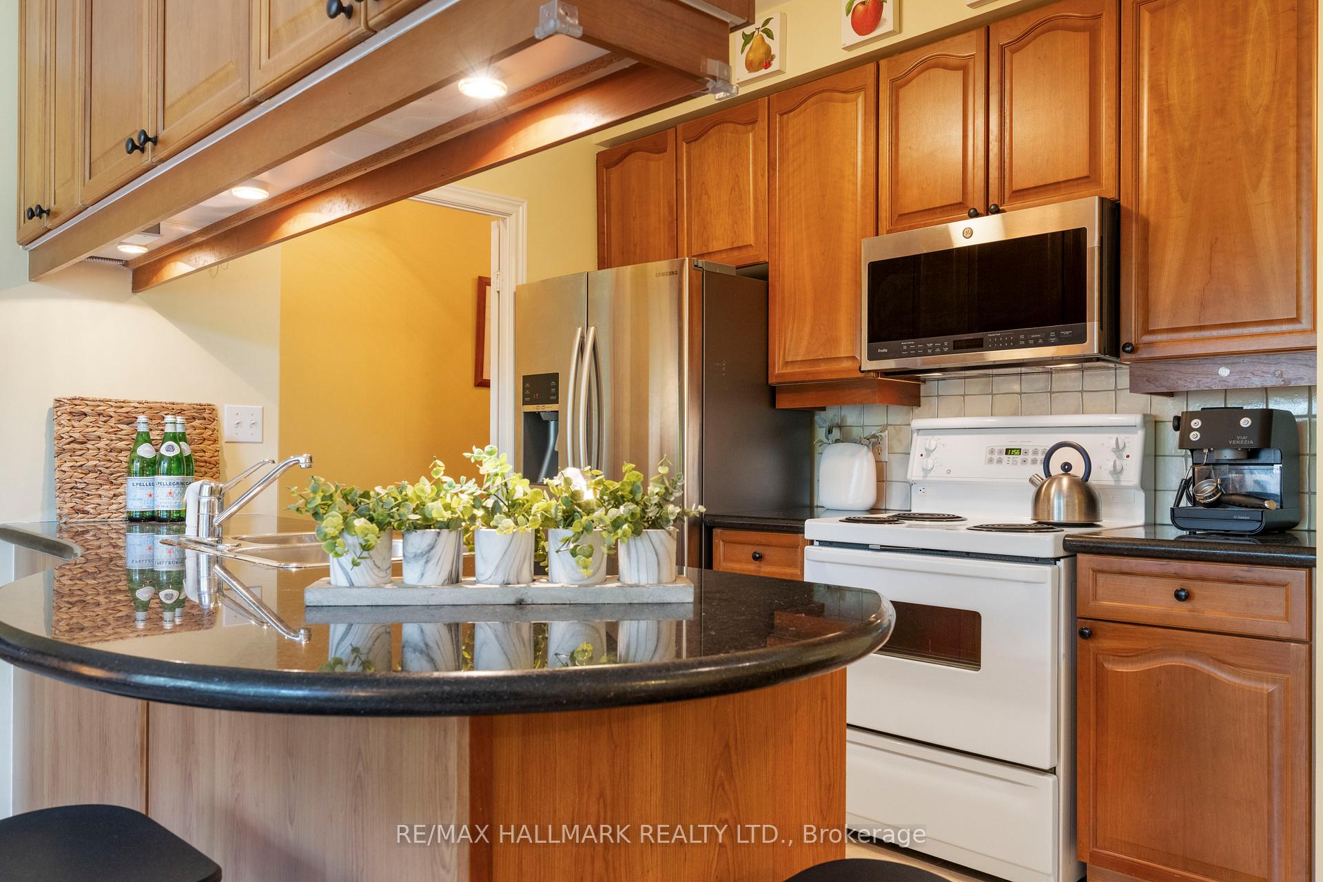 Photo 3 of Unit 205, 35 Boardwalk Drive, Toronto, The Beaches — HOMEH
