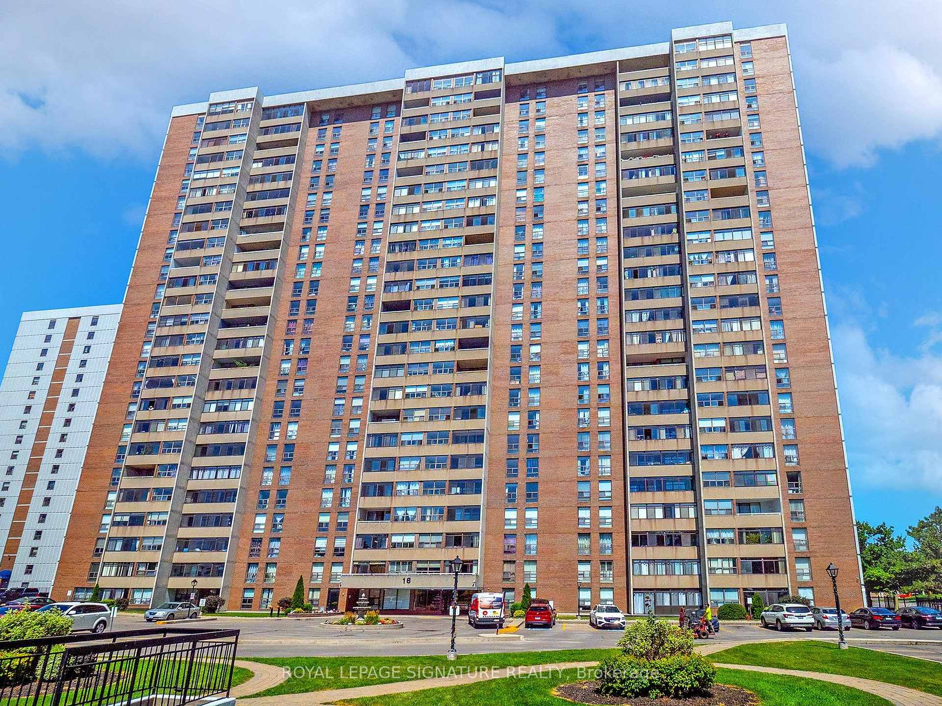 Front of Unit 1003, 18 Knightsbridge Road