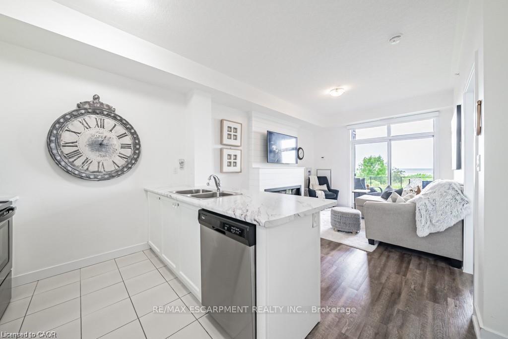 Photo 5 of Unit 129, 35 Southshore Crescent, Hamilton, Lakeshore — HOMEH