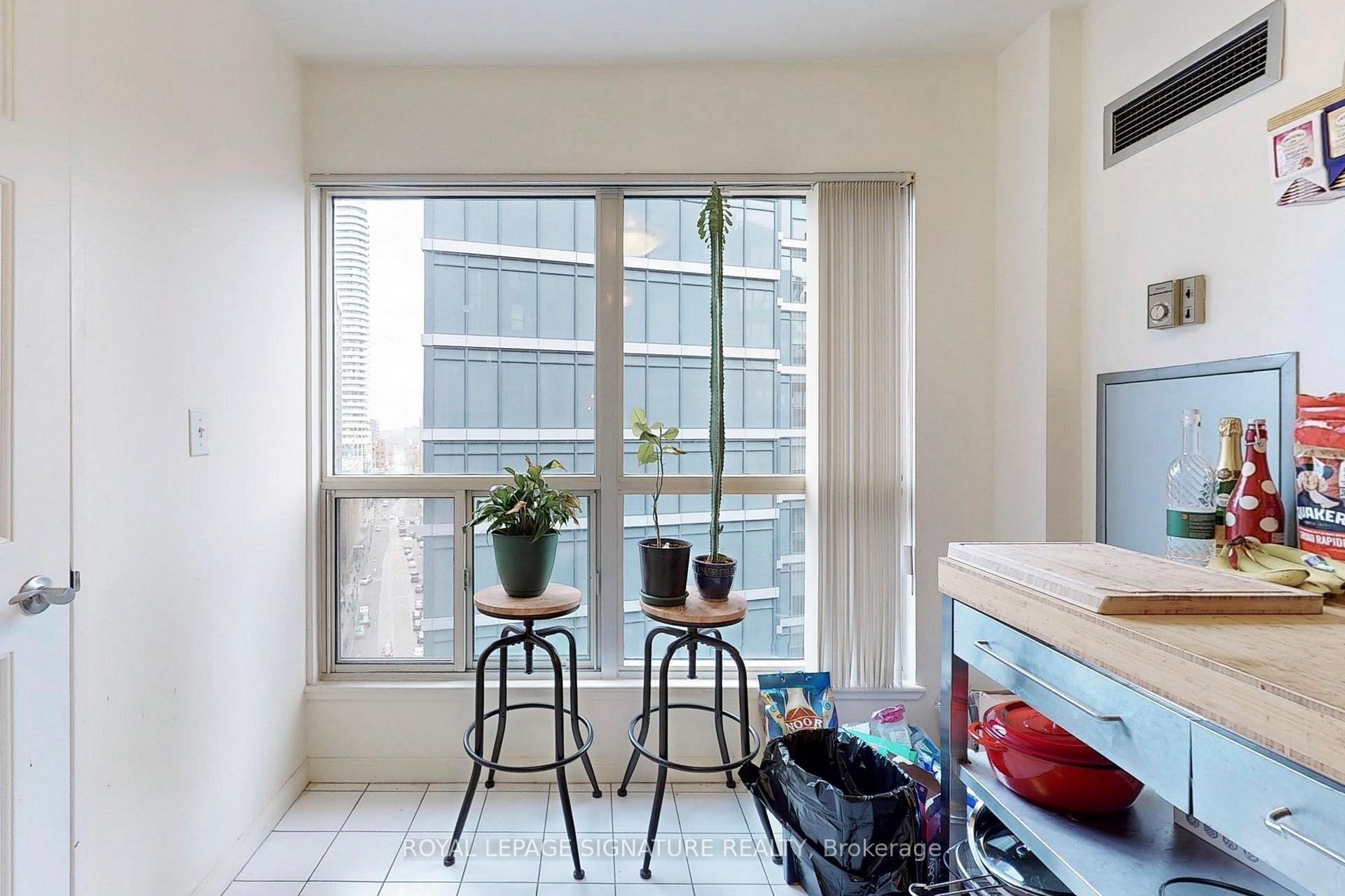 Photo 13 of Unit 1415, 7 Carlton Street, Toronto, Church-Yonge Corridor — HOMEH