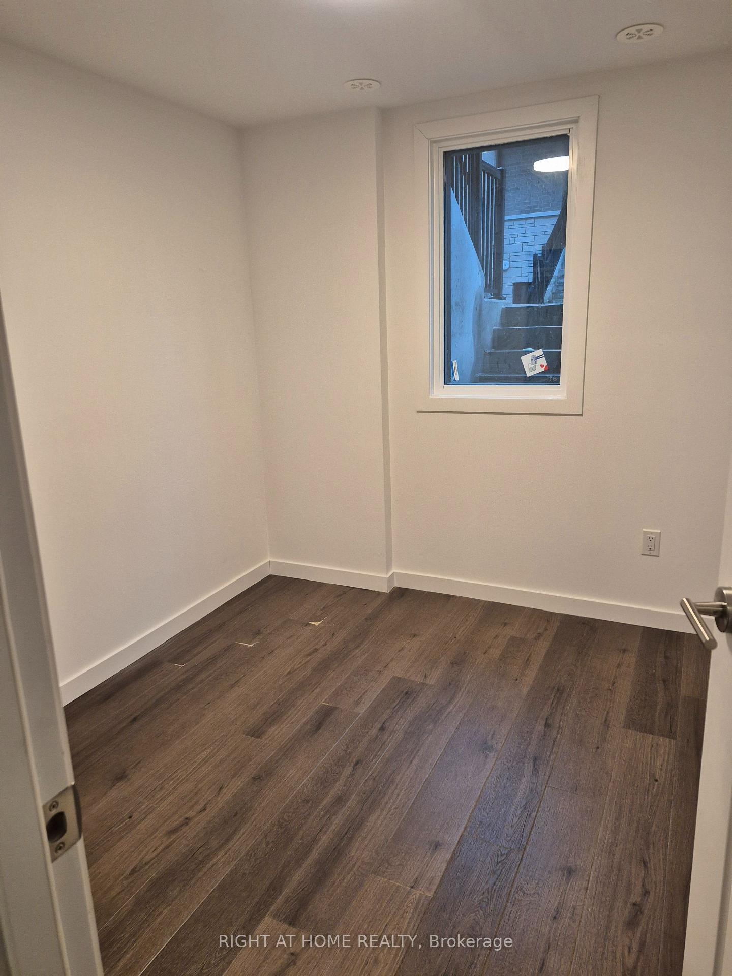 Photo 4 of Unit 12, 113 Marydale Avenue, Markham, Middlefield — HOMEH
