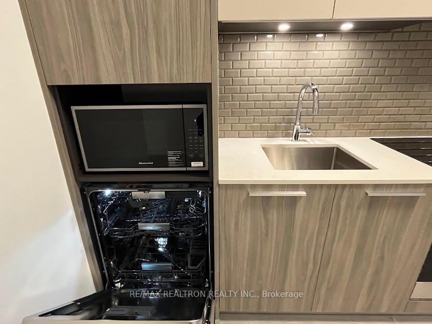Photo 2 of Unit 1002, 65 Broadway Avenue, Toronto, Mount Pleasant West — HOMEH