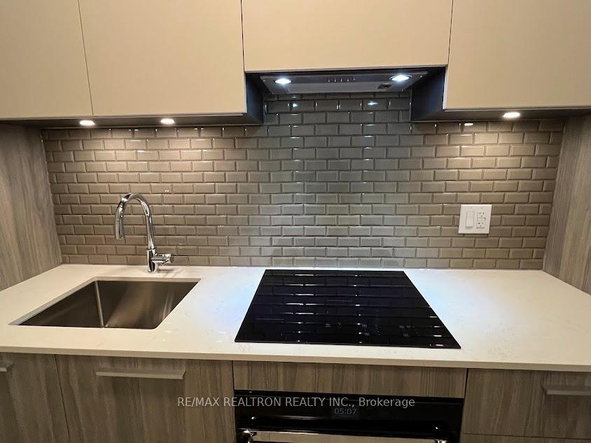 Photo 3 of Unit 1002, 65 Broadway Avenue, Toronto, Mount Pleasant West — HOMEH