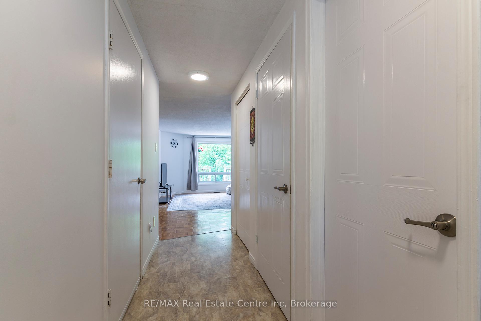 Photo 4 of 61 Grandridge Crescent, Guelph, Willow West/Sugarbush/West Acres — HOMEH