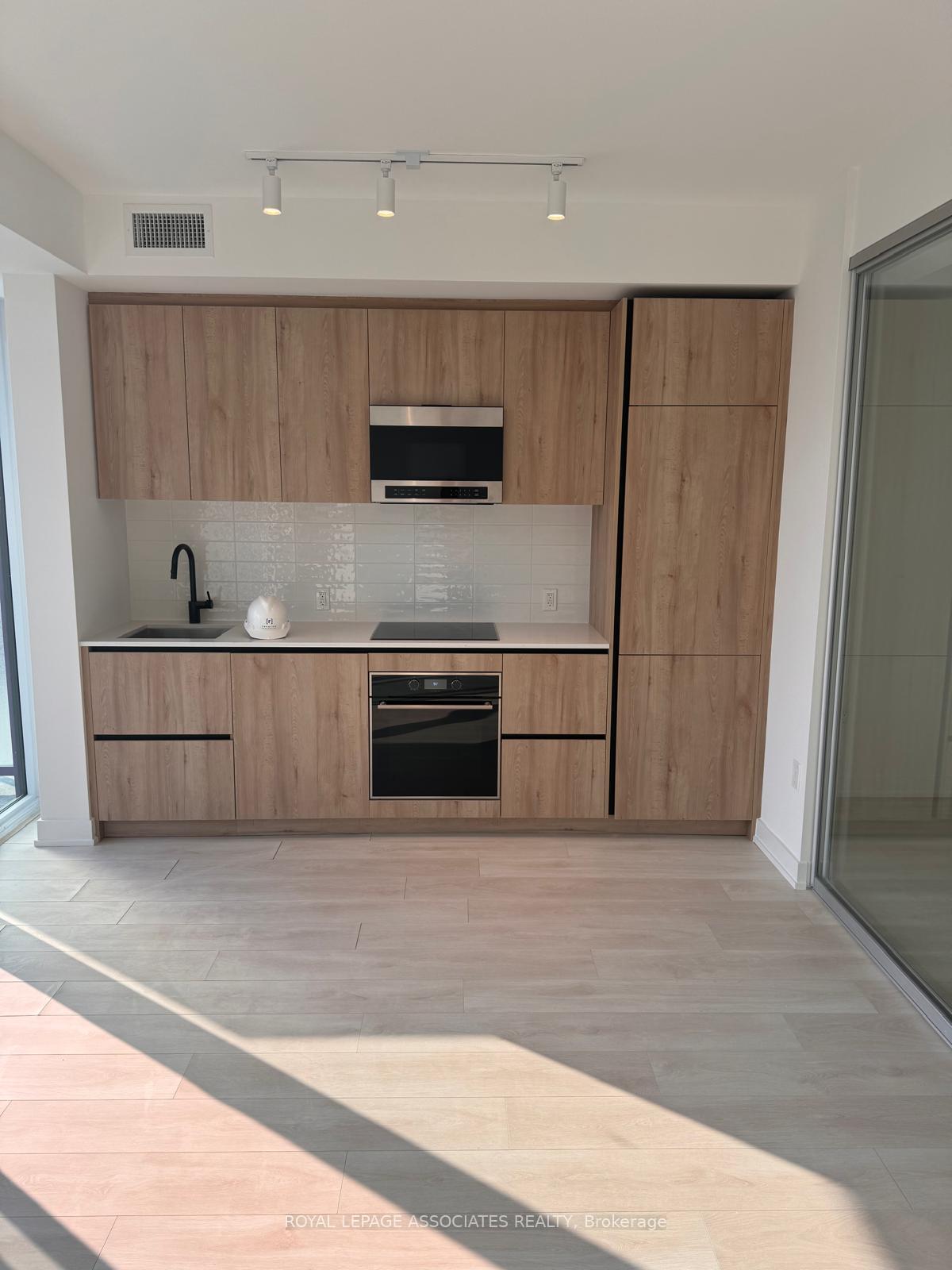 Photo 4 of Unit 1311, 127 Broadway Avenue, Toronto, Mount Pleasant West — HOMEH