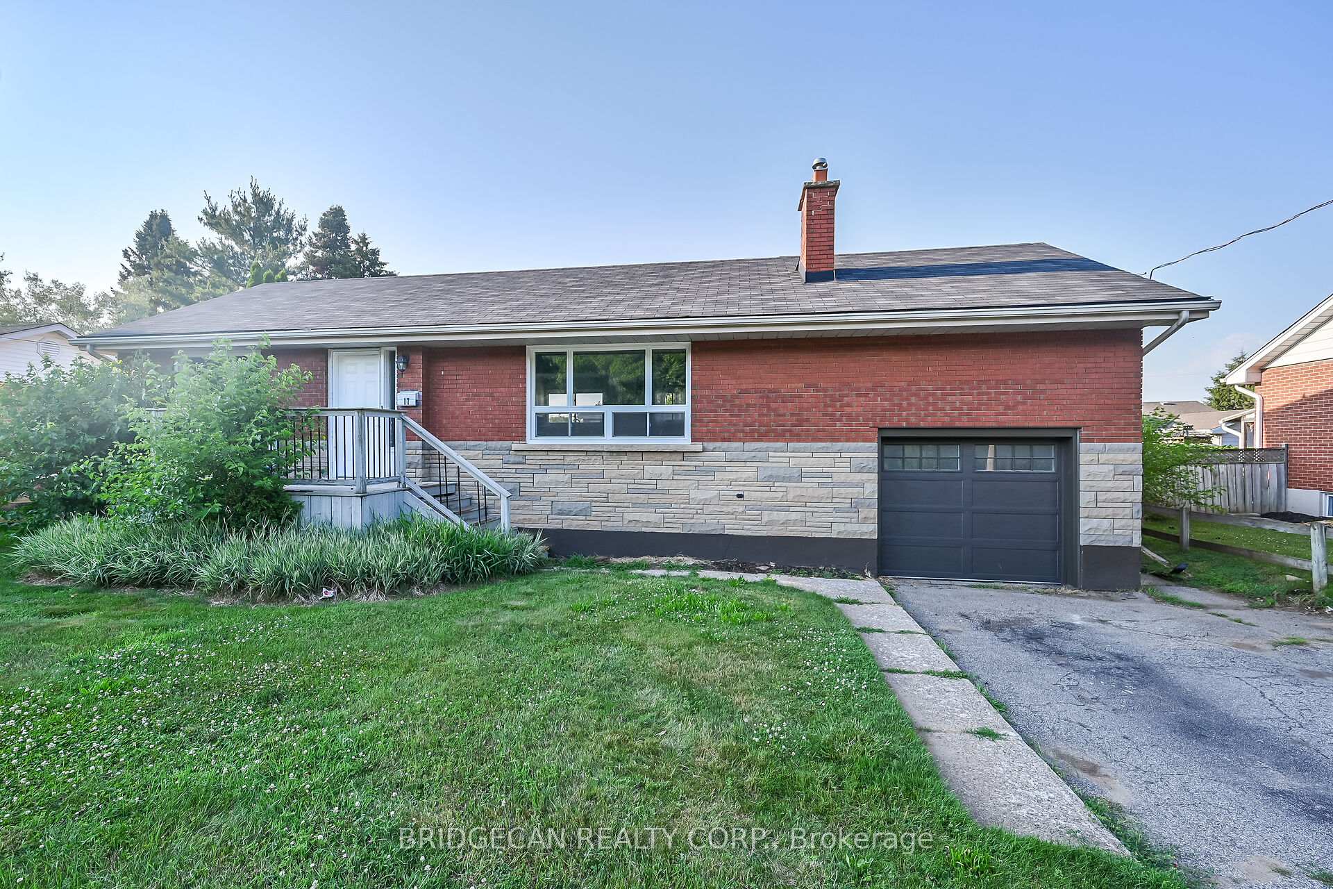 Photo 2 of 17 Brierwood Avenue, Grimsby, Grimsby West — HOMEH