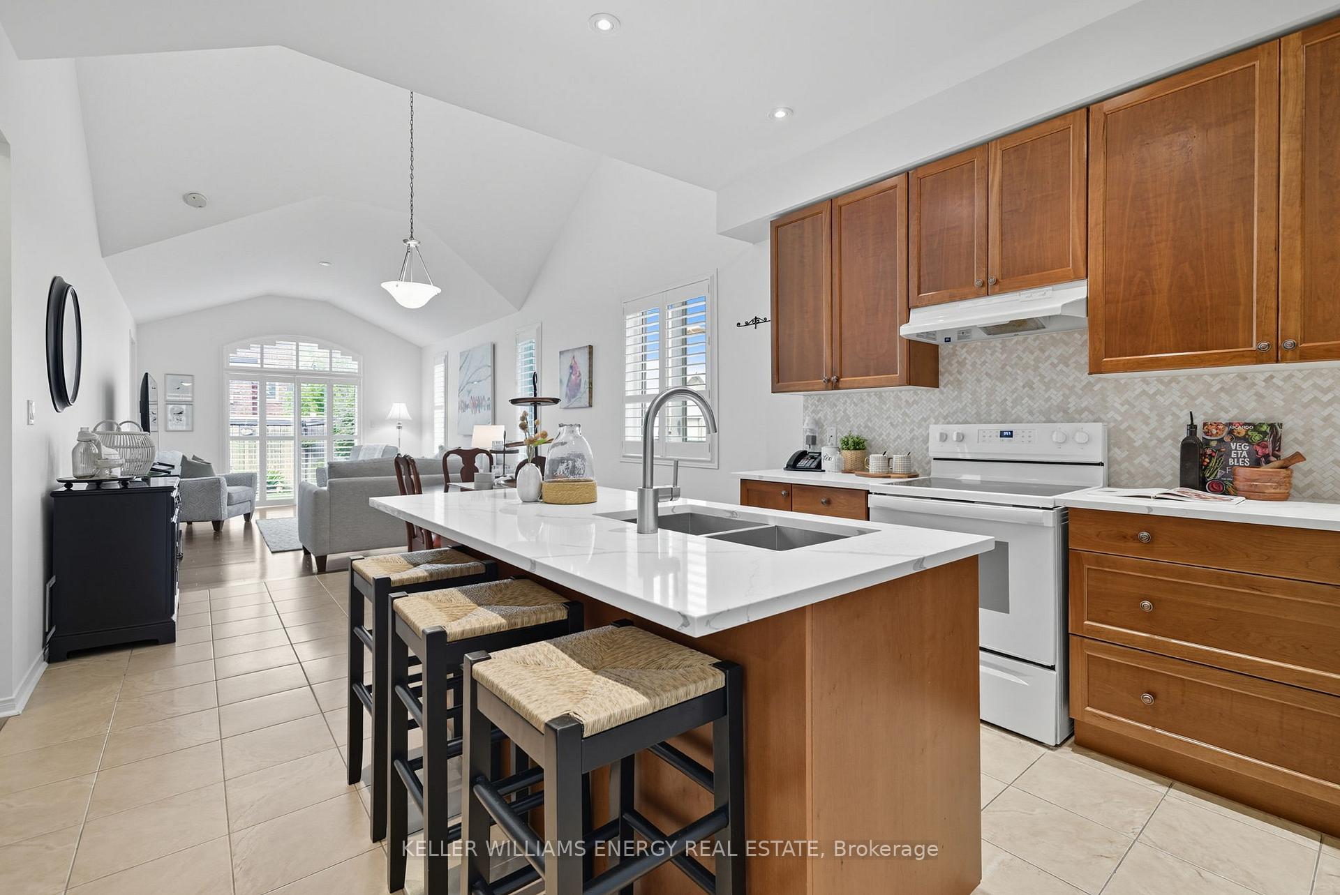 Photo 5 of 66 Ted Miller Crescent, Clarington, Bowmanville — HOMEH