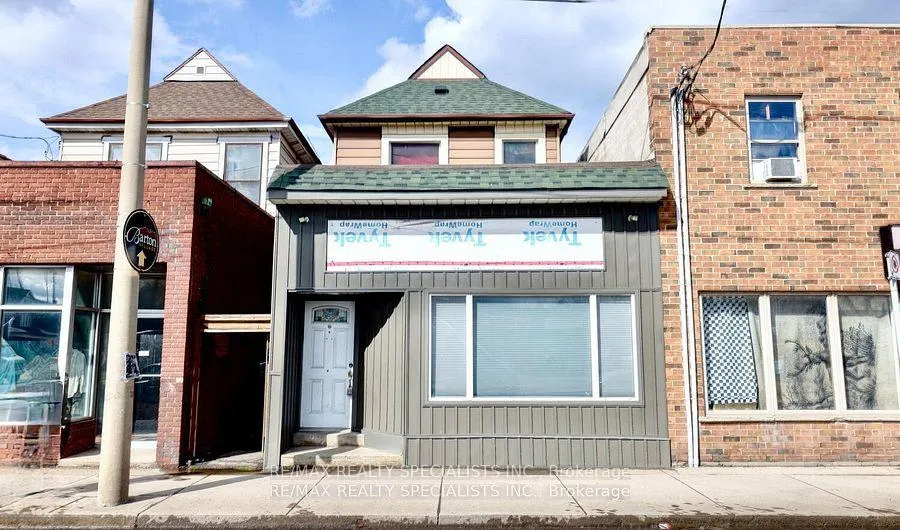 Front of 895 Barton Street E