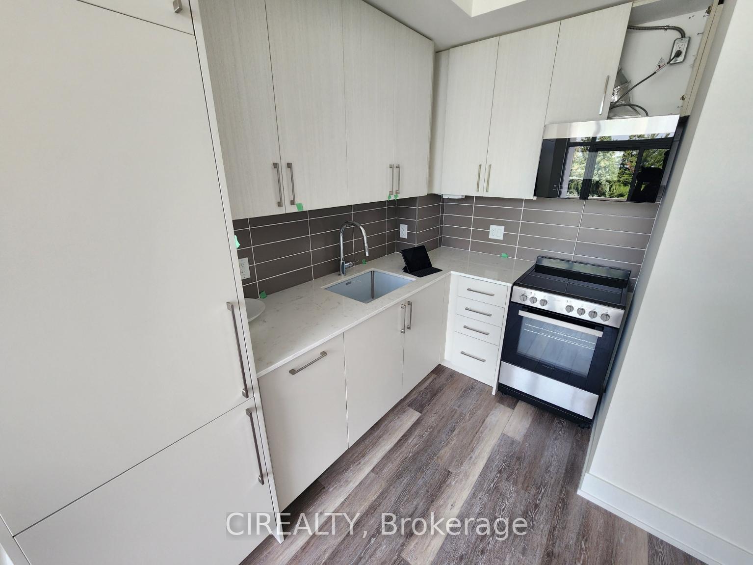 Photo 5 of Unit 524, 2075 King Road, King, King City — HOMEH