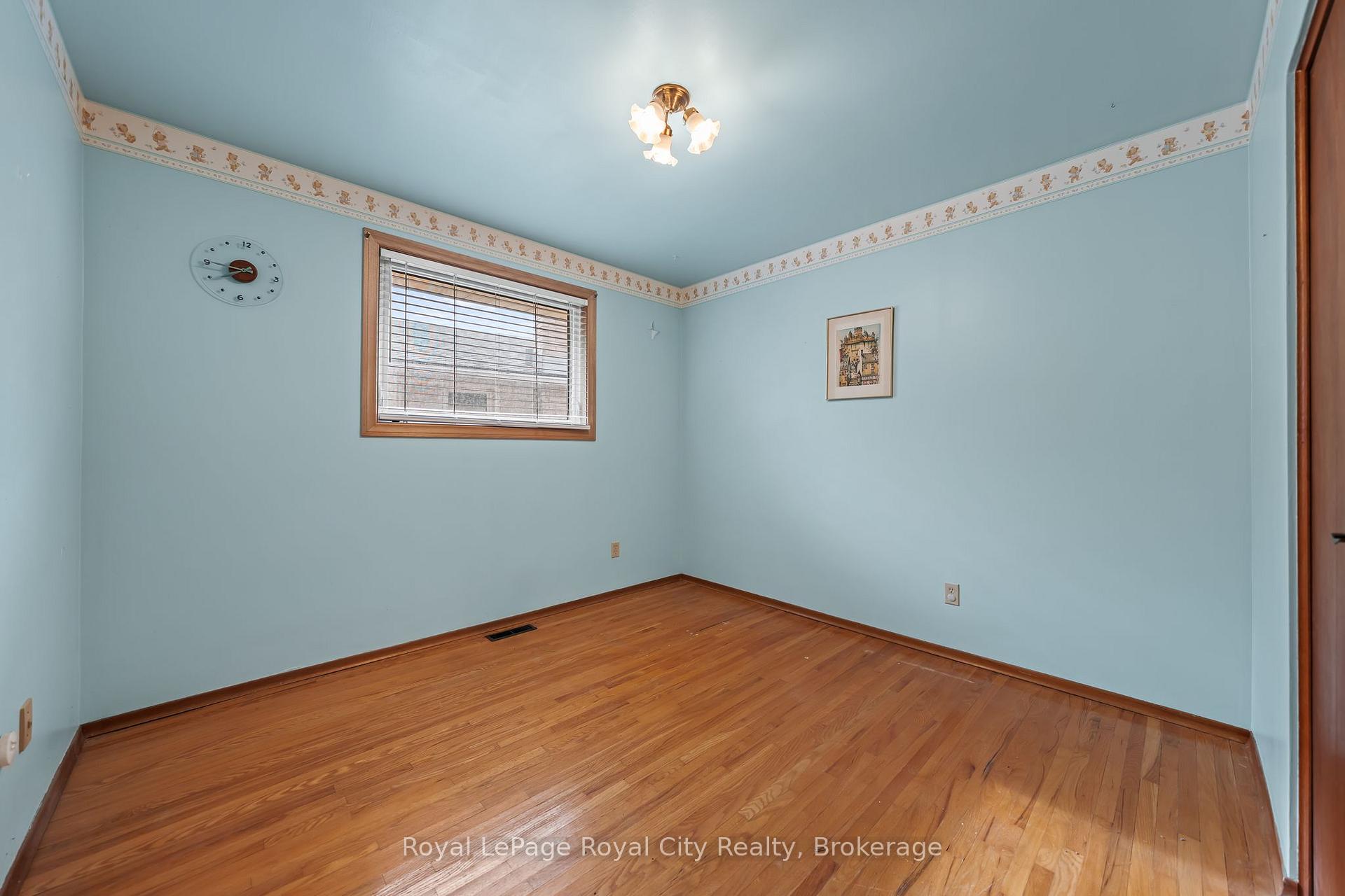 Photo 2 of 17 Muskoka Drive, Guelph, Victoria North — HOMEH