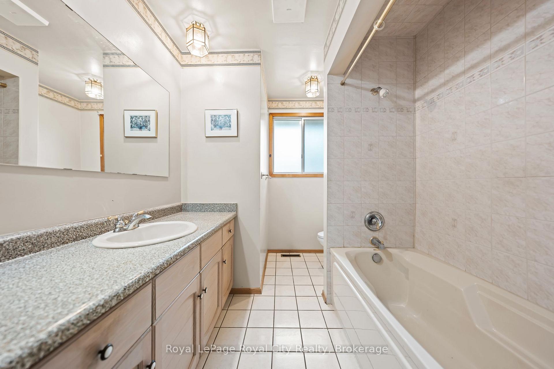 Photo 4 of 17 Muskoka Drive, Guelph, Victoria North — HOMEH